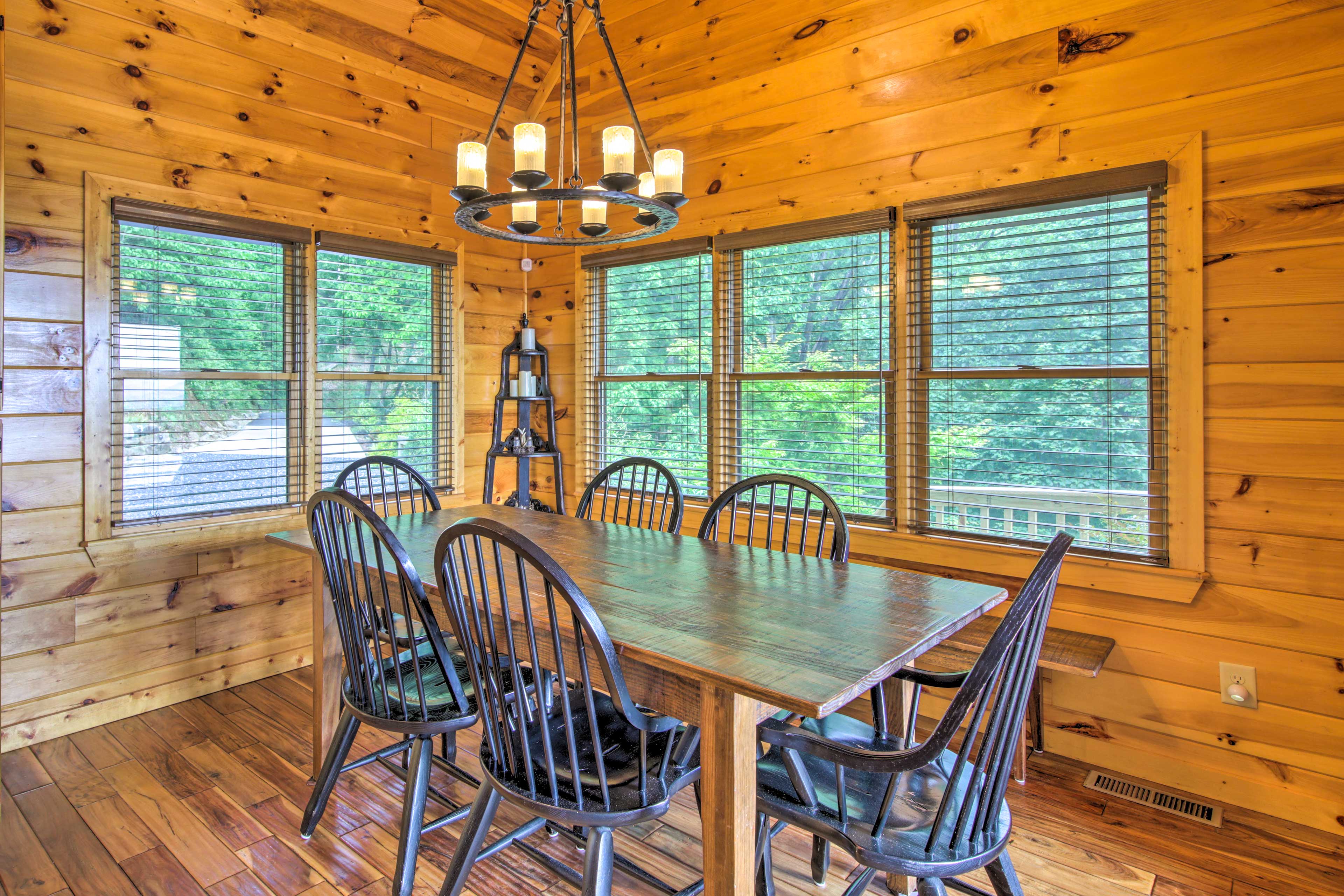 Dining Area | Dishware & Flatware Provided