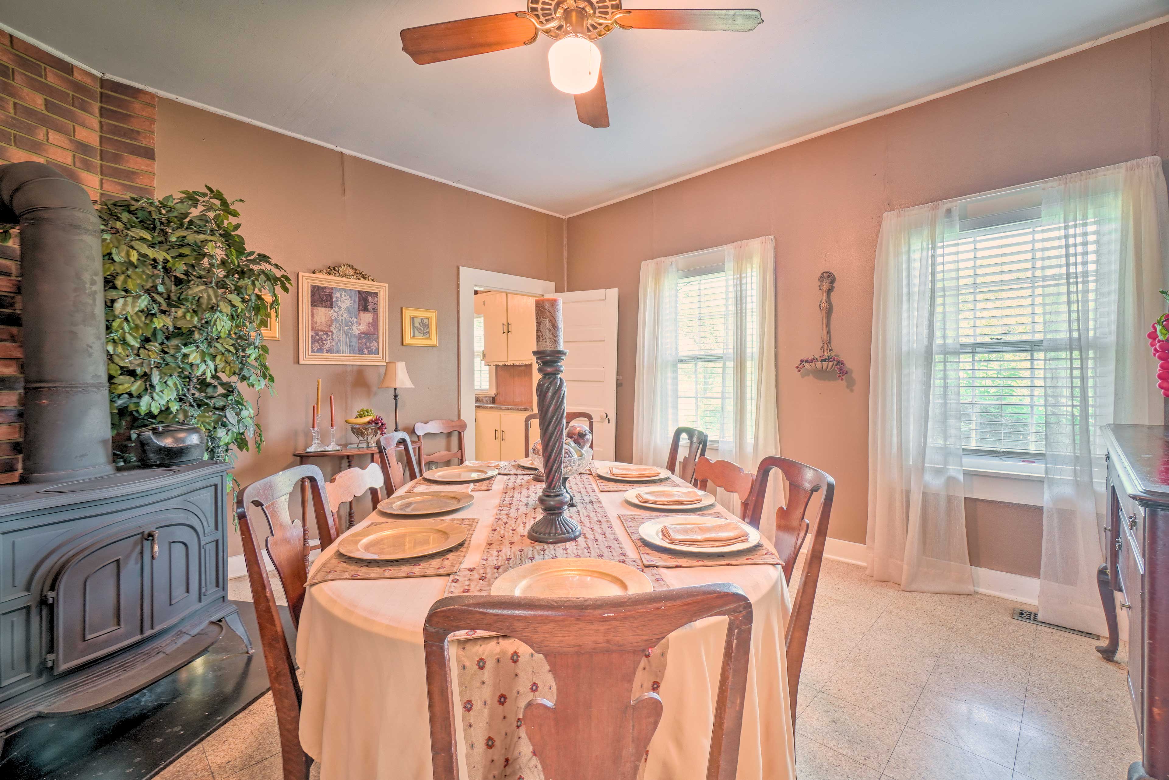 Dining Room | Dishware/Flatware Provided