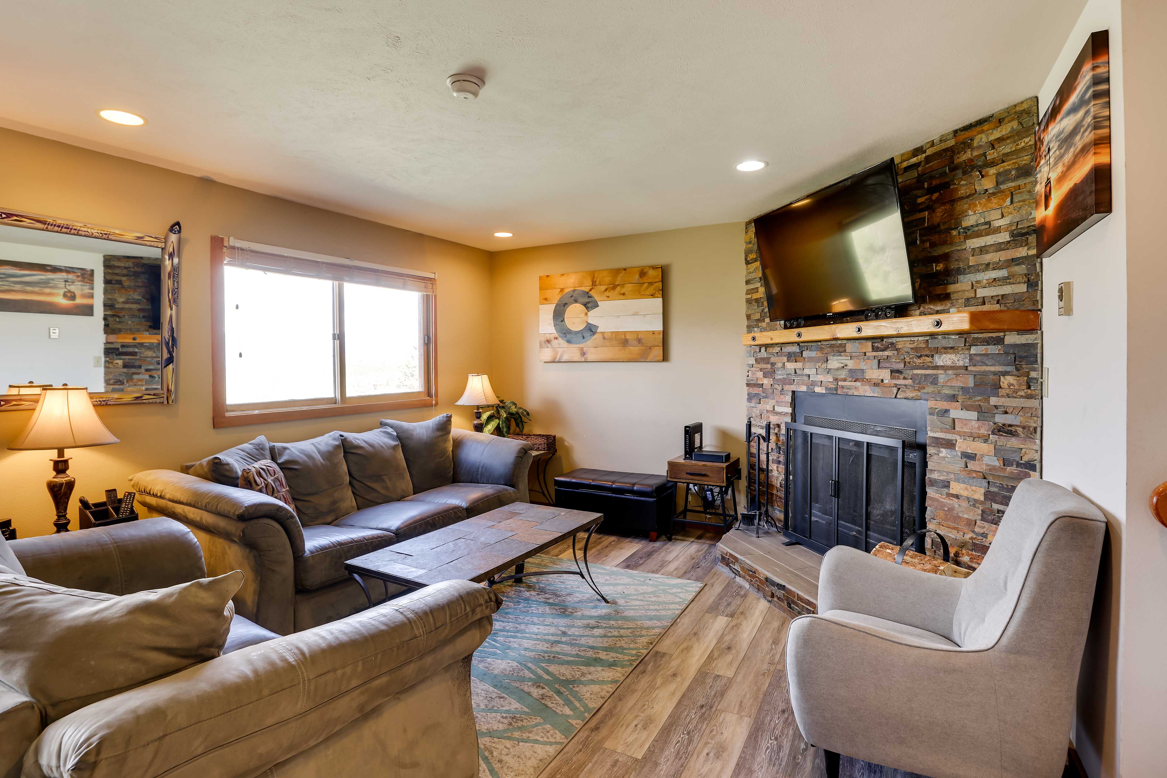 Living Room | Smart TV | Fireplace