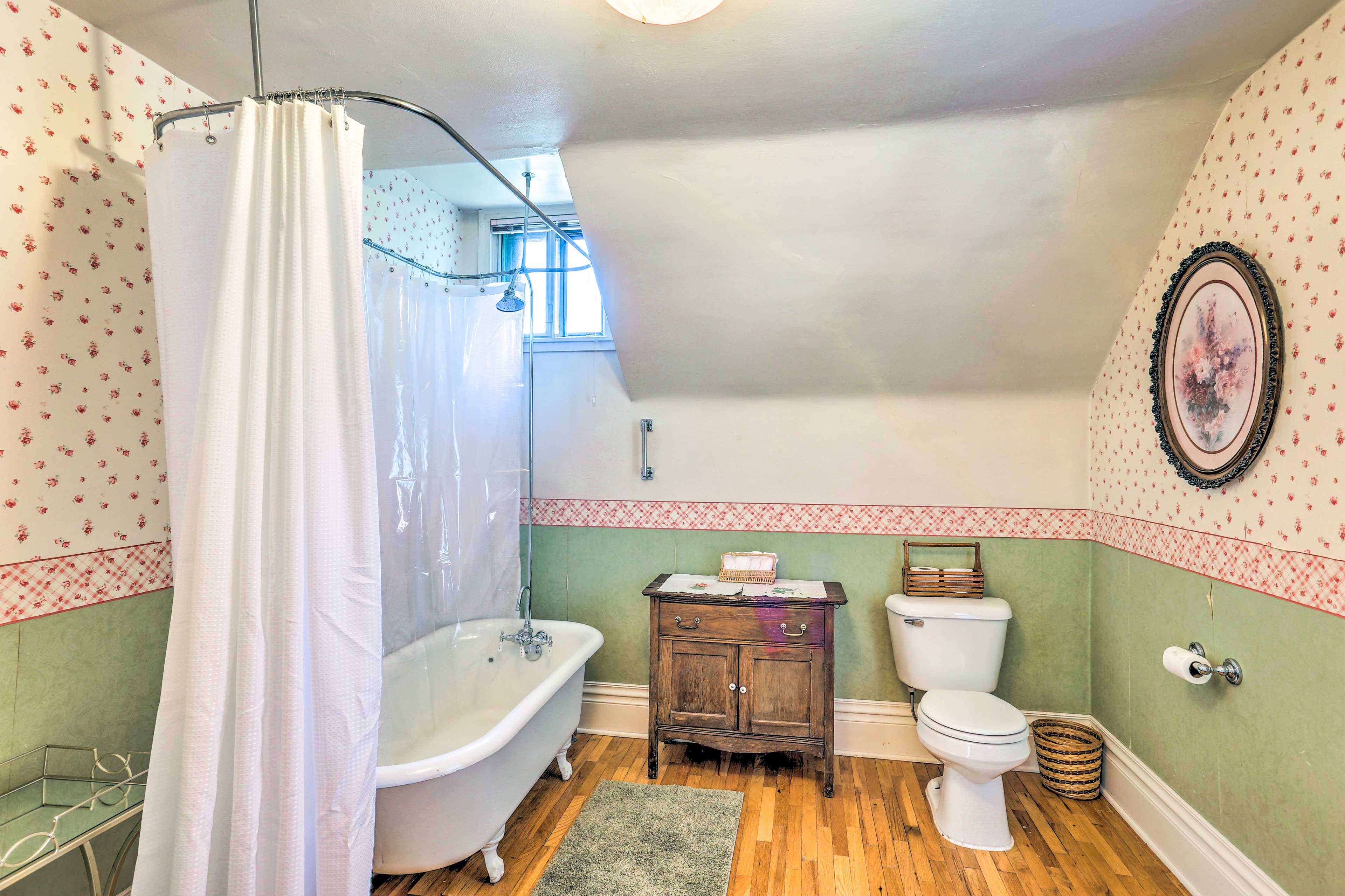 Full Bathroom | 2nd Floor | Towels Provided