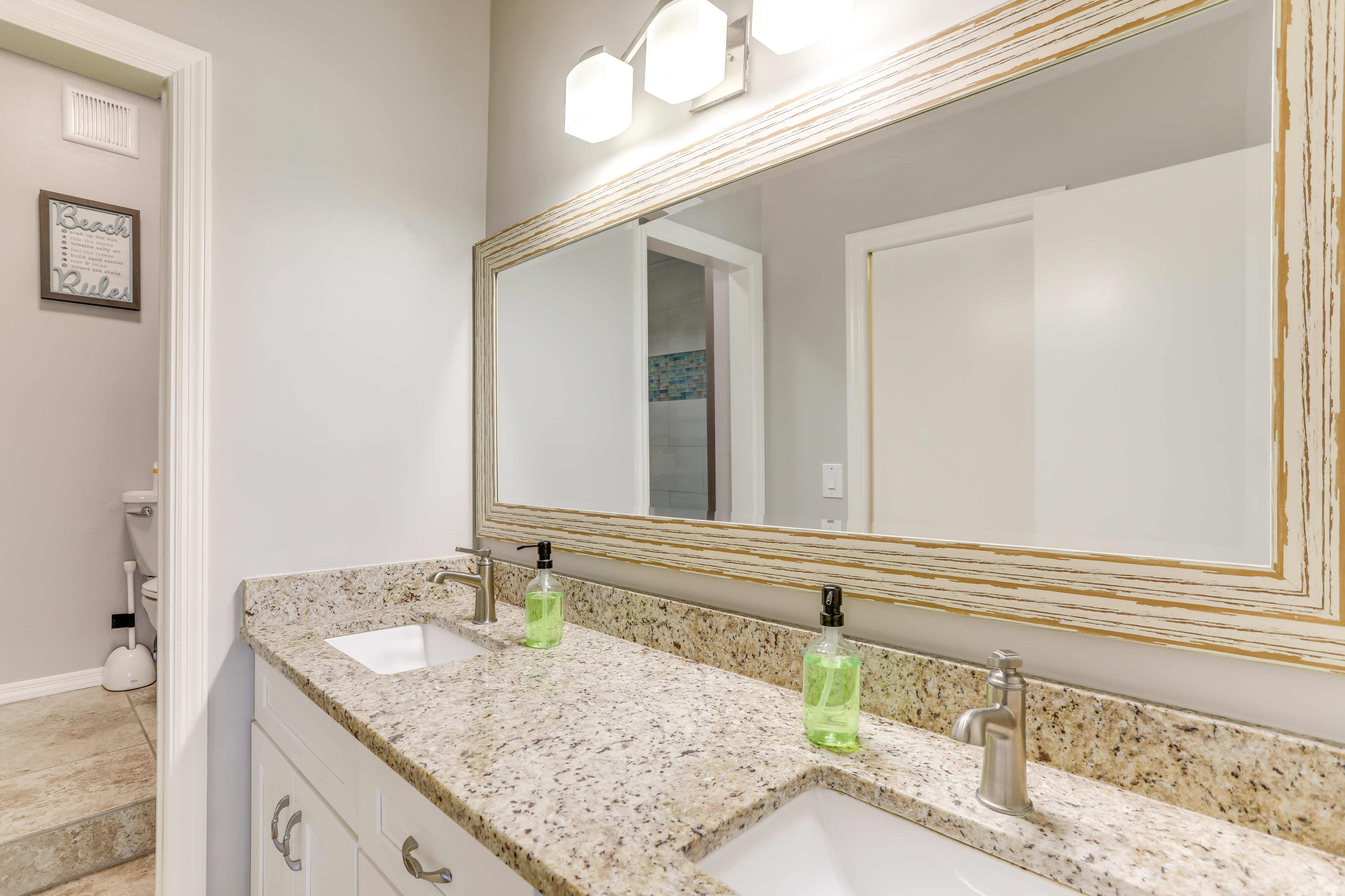 Full Bathroom | Complimentary Toiletries