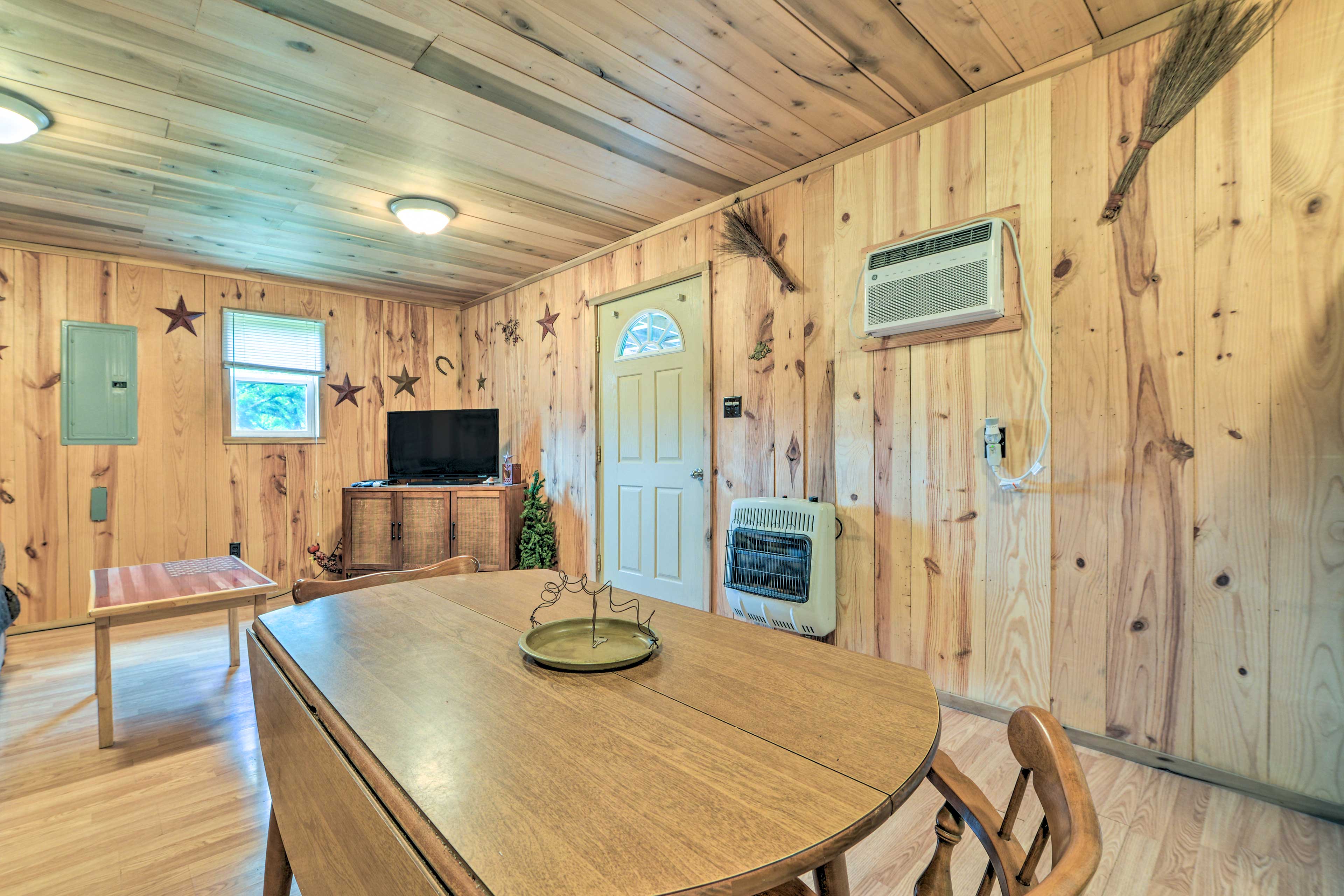 Dining Area | Dishware Provided