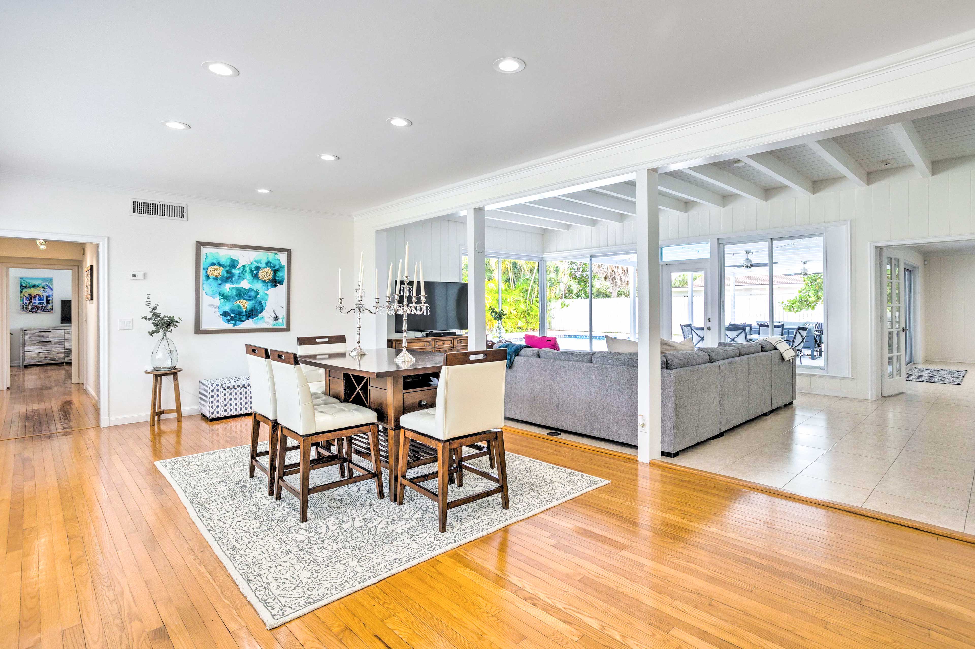 Casual Dining Area | Dishware/Flatware Provided