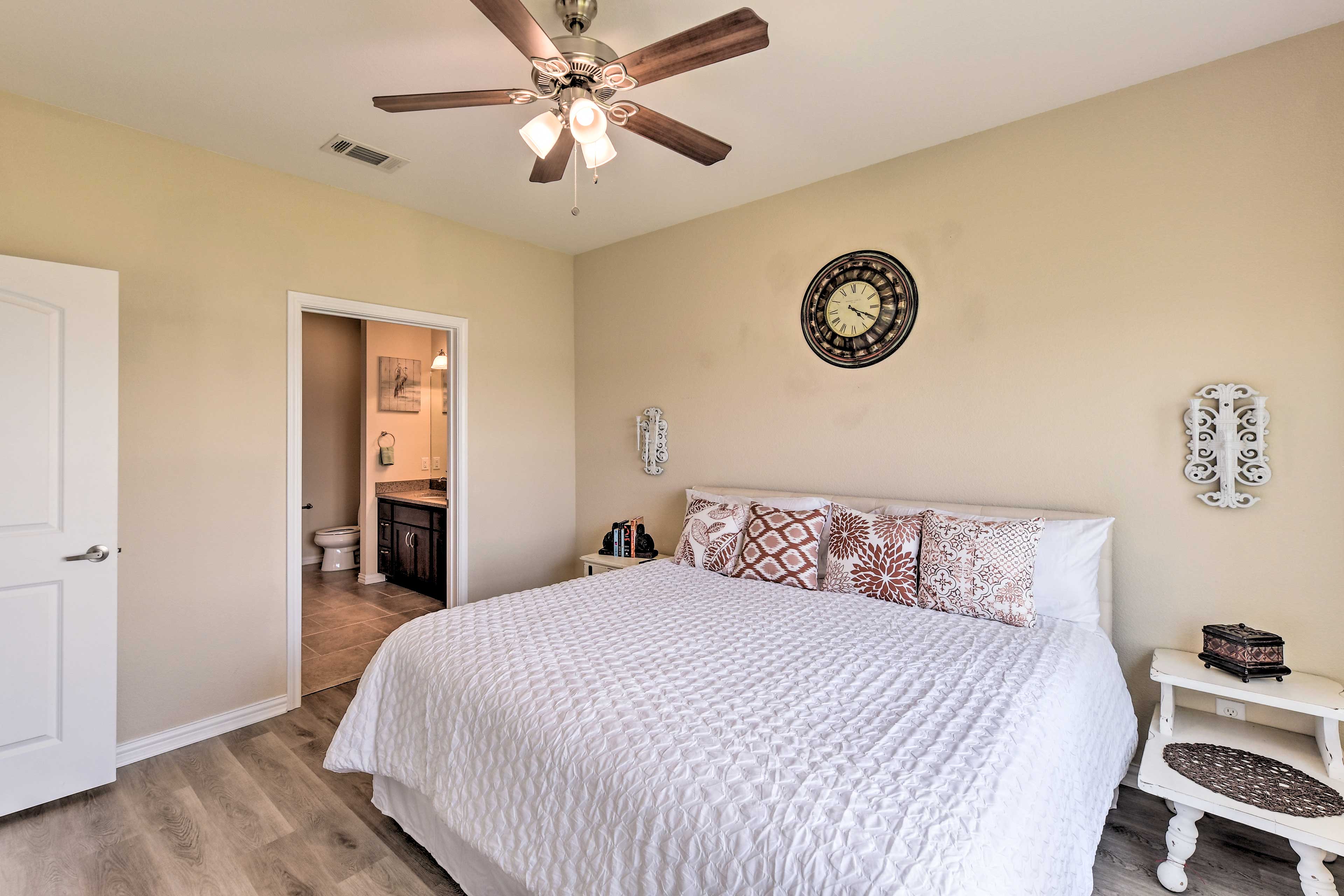 Bedroom 1 | King Bed | En-Suite Bathroom