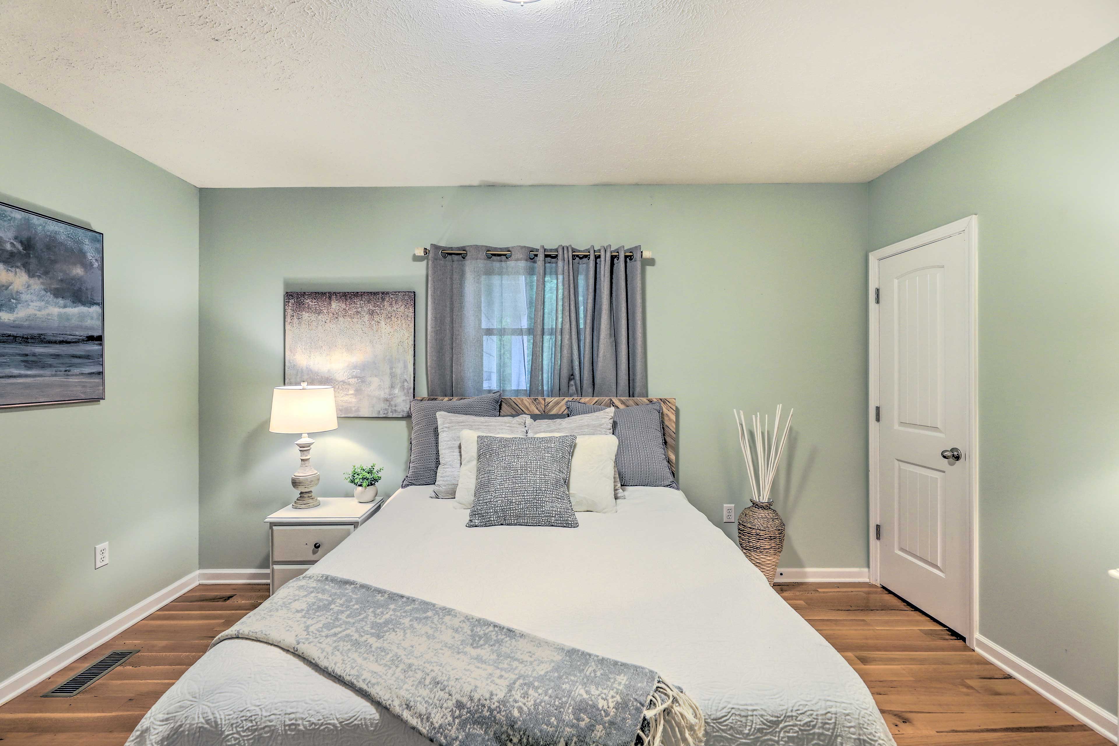 Bedroom 2 | Queen Bed | 1st Floor | Linens Provided | Smart TV