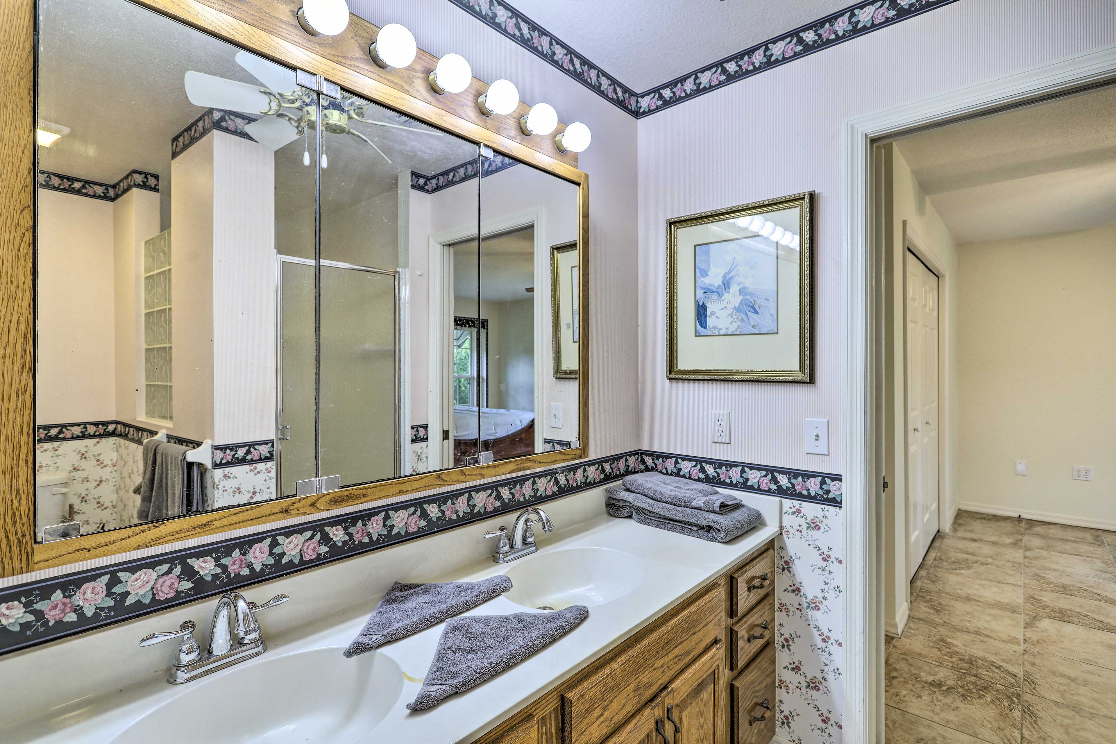 En-Suite Bathroom | Complimentary Toiletries | 1st Floor