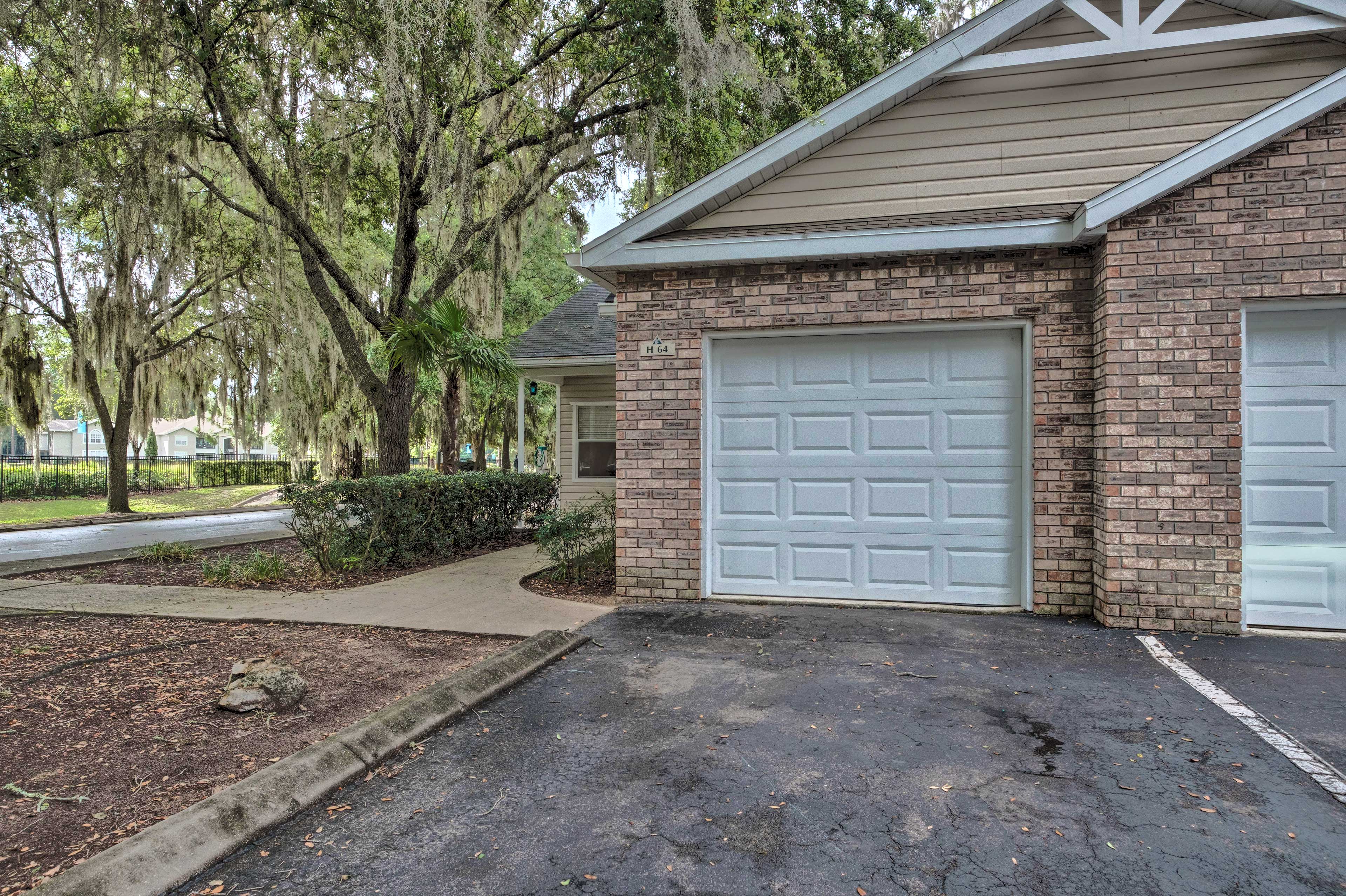 Garage (1 Vehicle) | Driveway (1 Vehicle)