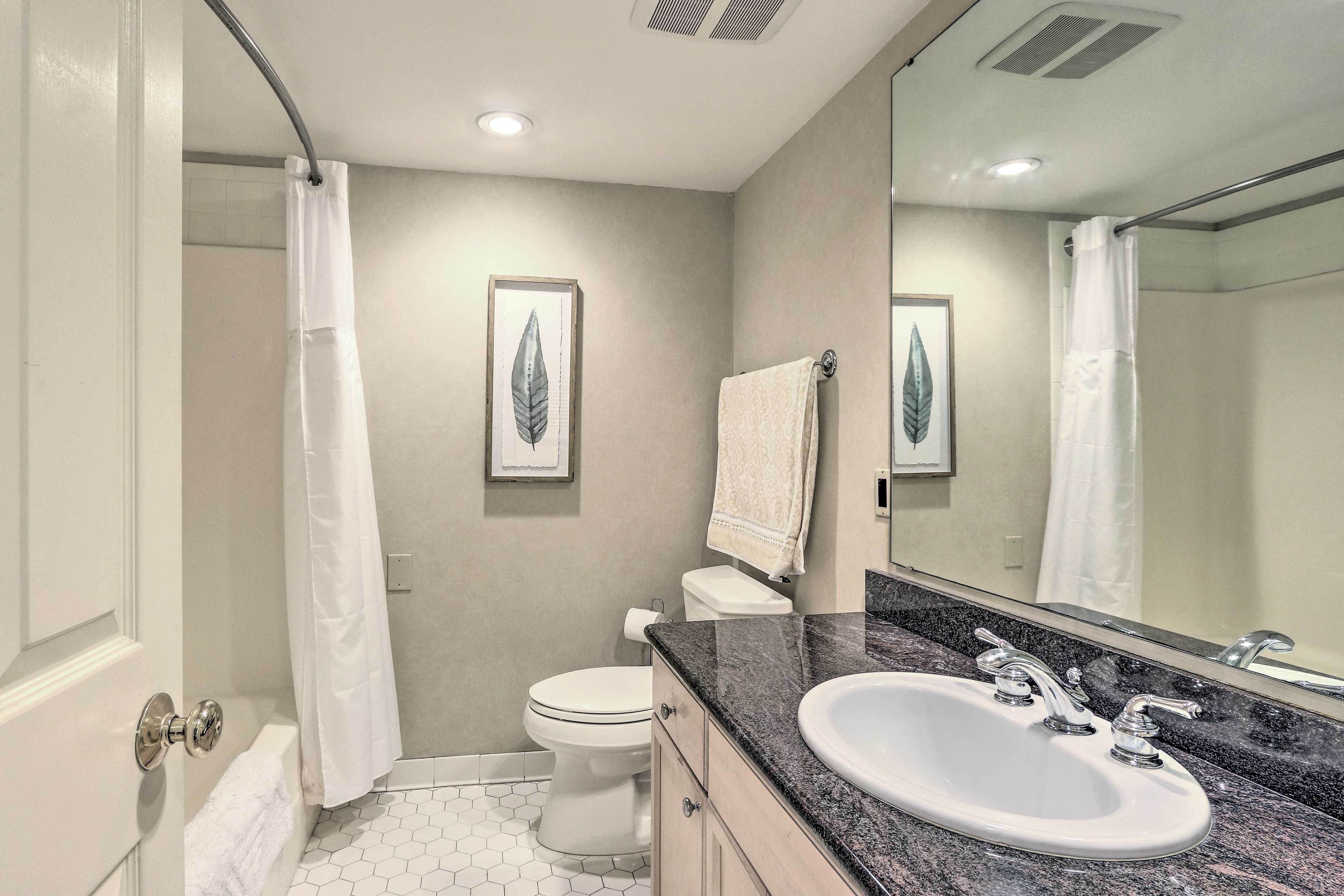 Full Bathroom | Complimentary Toiletries