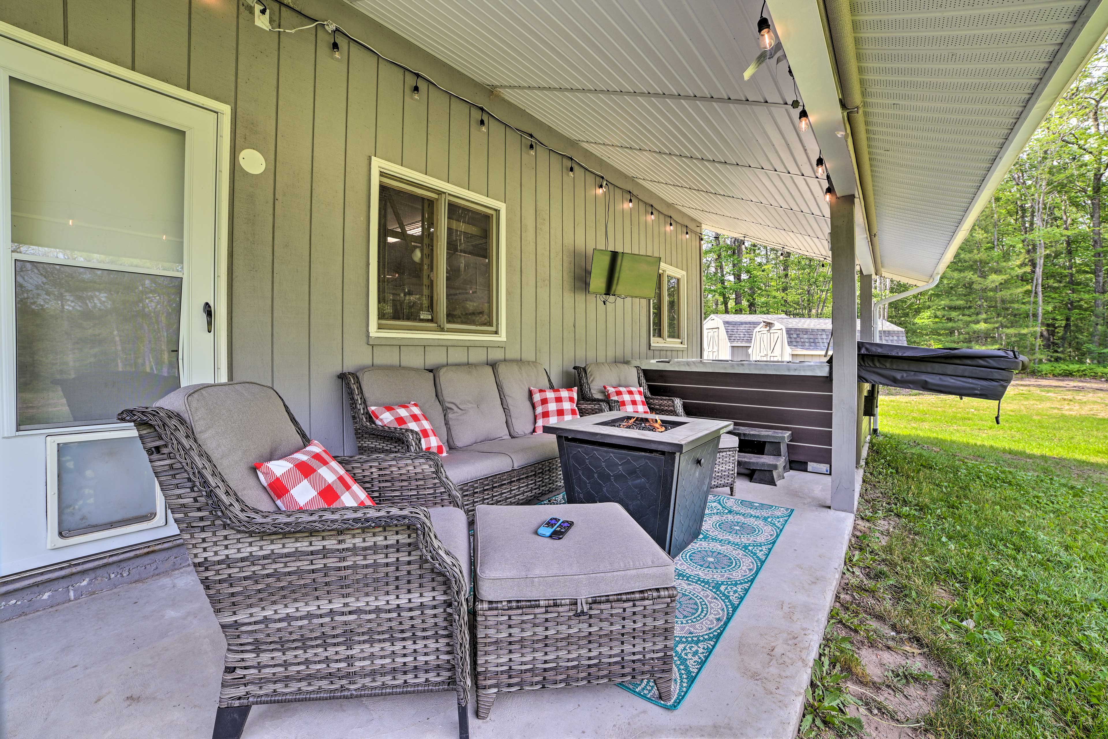 Covered Patio | Fire Pit | Hot Tub | Flat-Screen TV