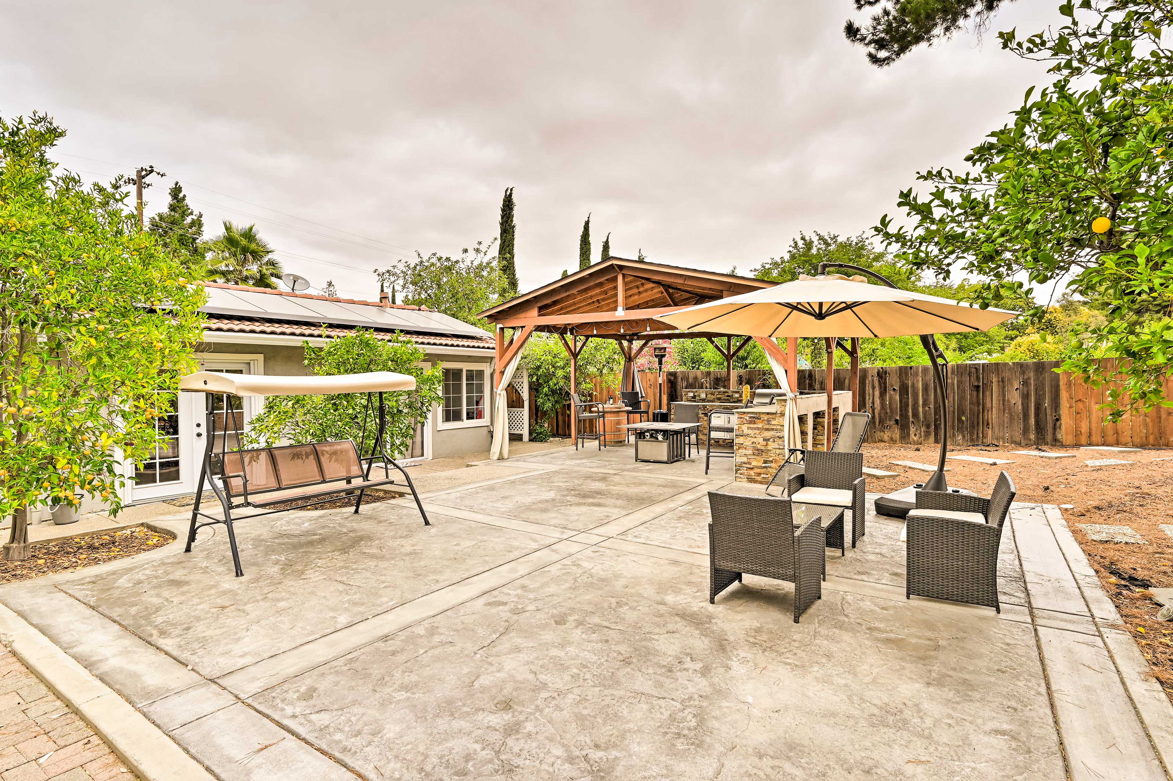 Private Yard | Outdoor Seating Areas | Outdoor Kitchen | Hot Tub | Gas Grill