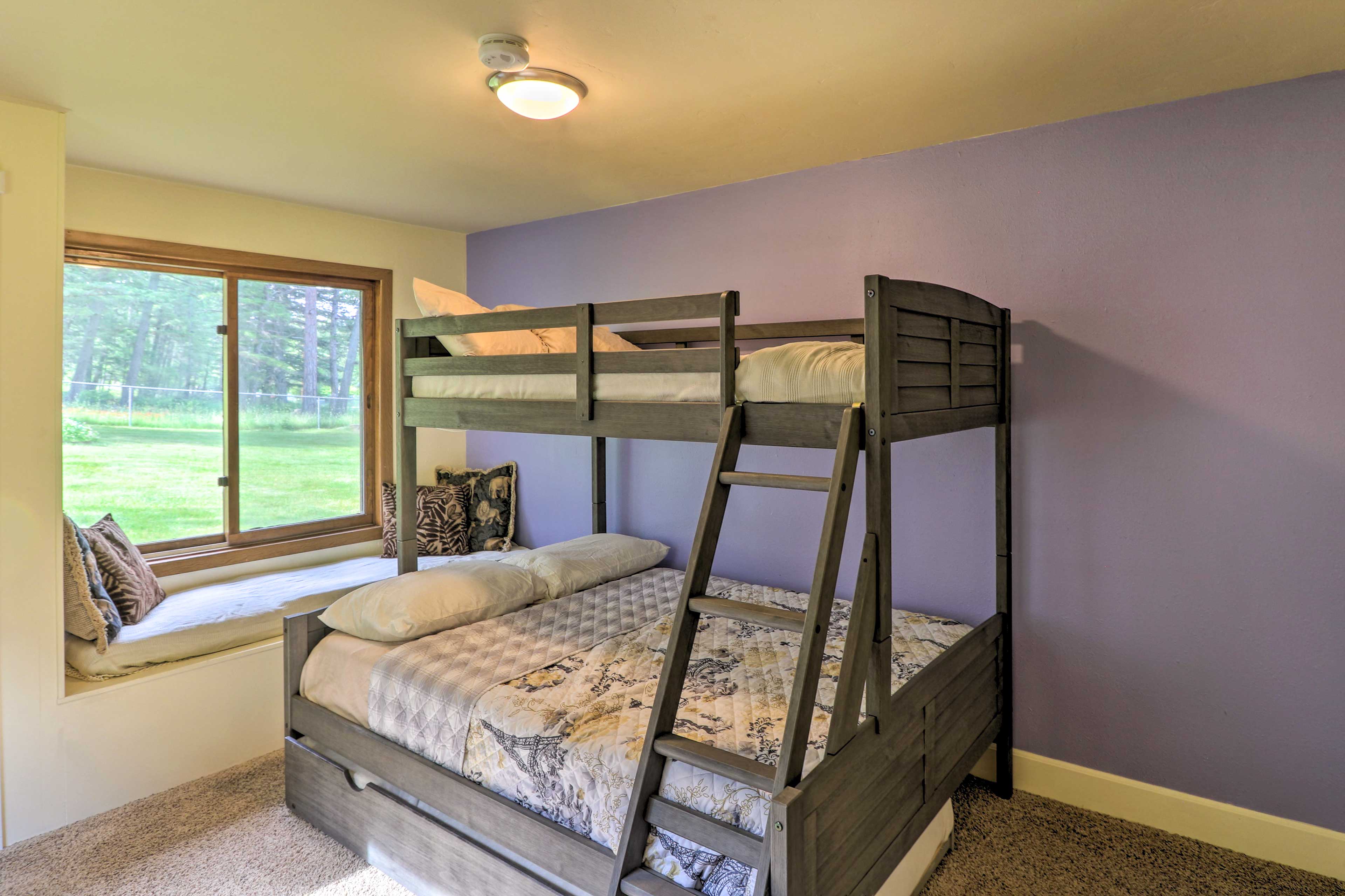 Bedroom 3 | Twin/Full Bunk Bed