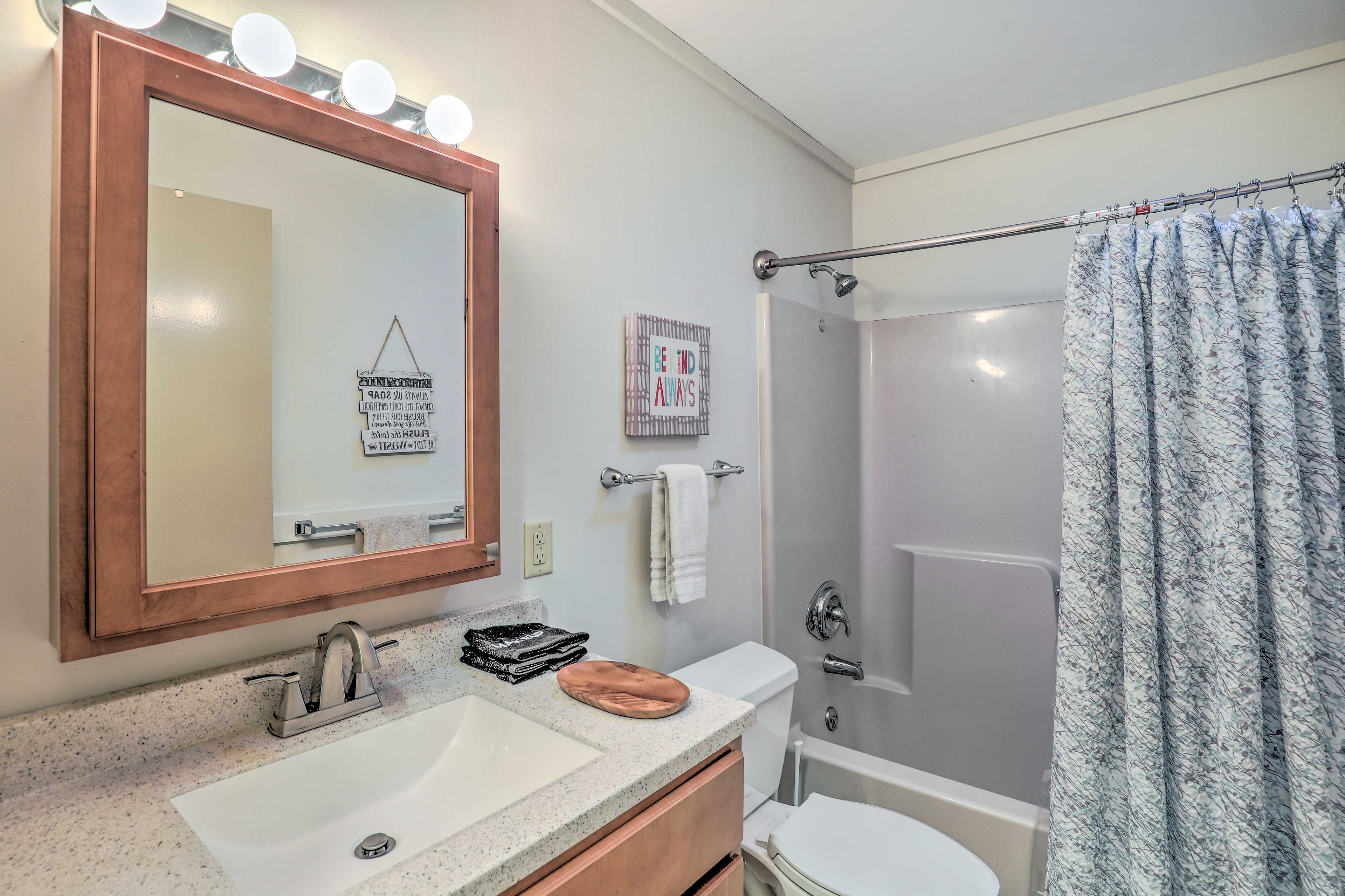 Full Bath | Complimentary Toiletries | Hair Dryer