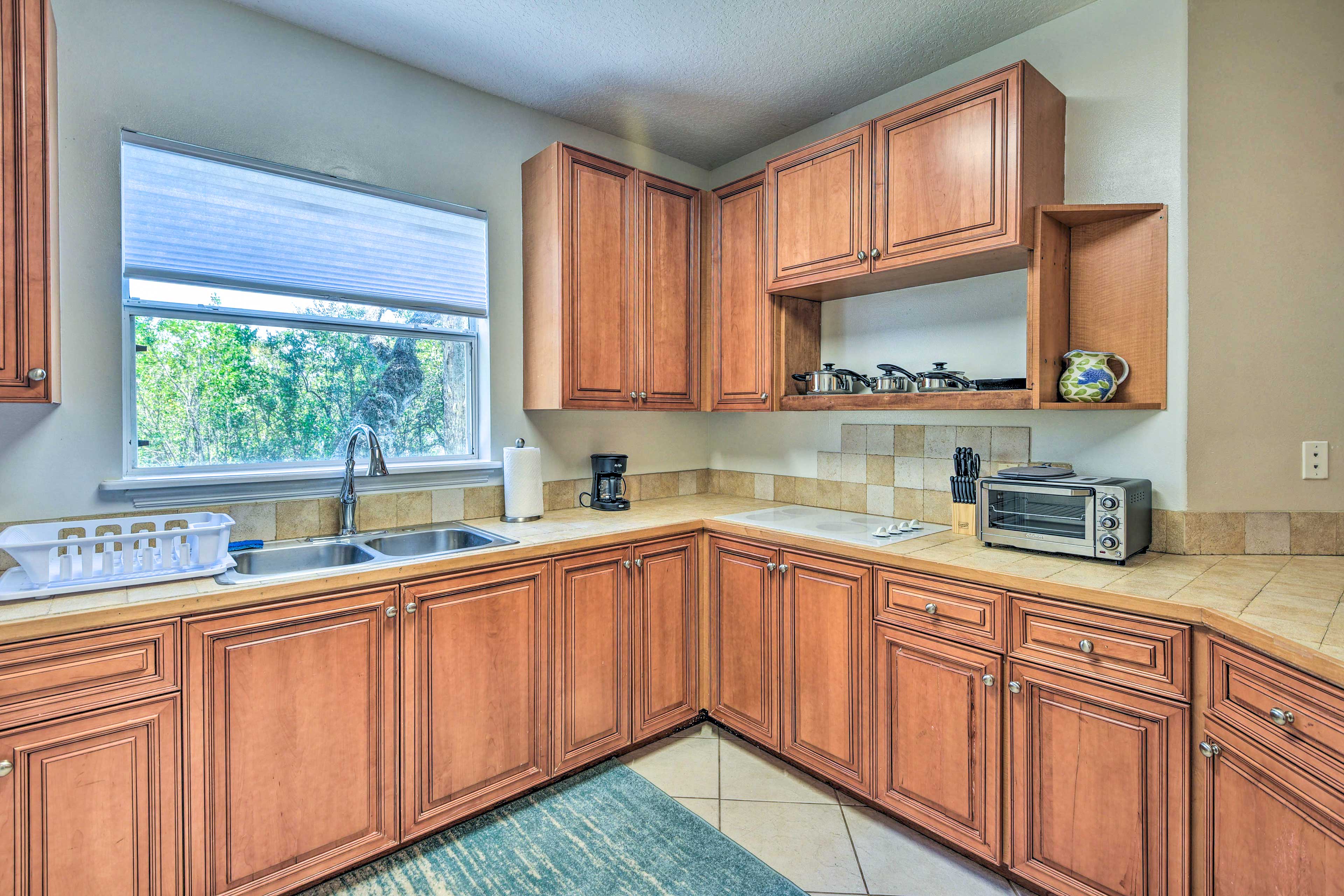 Kitchen | 650 Sq Ft | Pet Friendly w/ Fee | DVD Player & Library