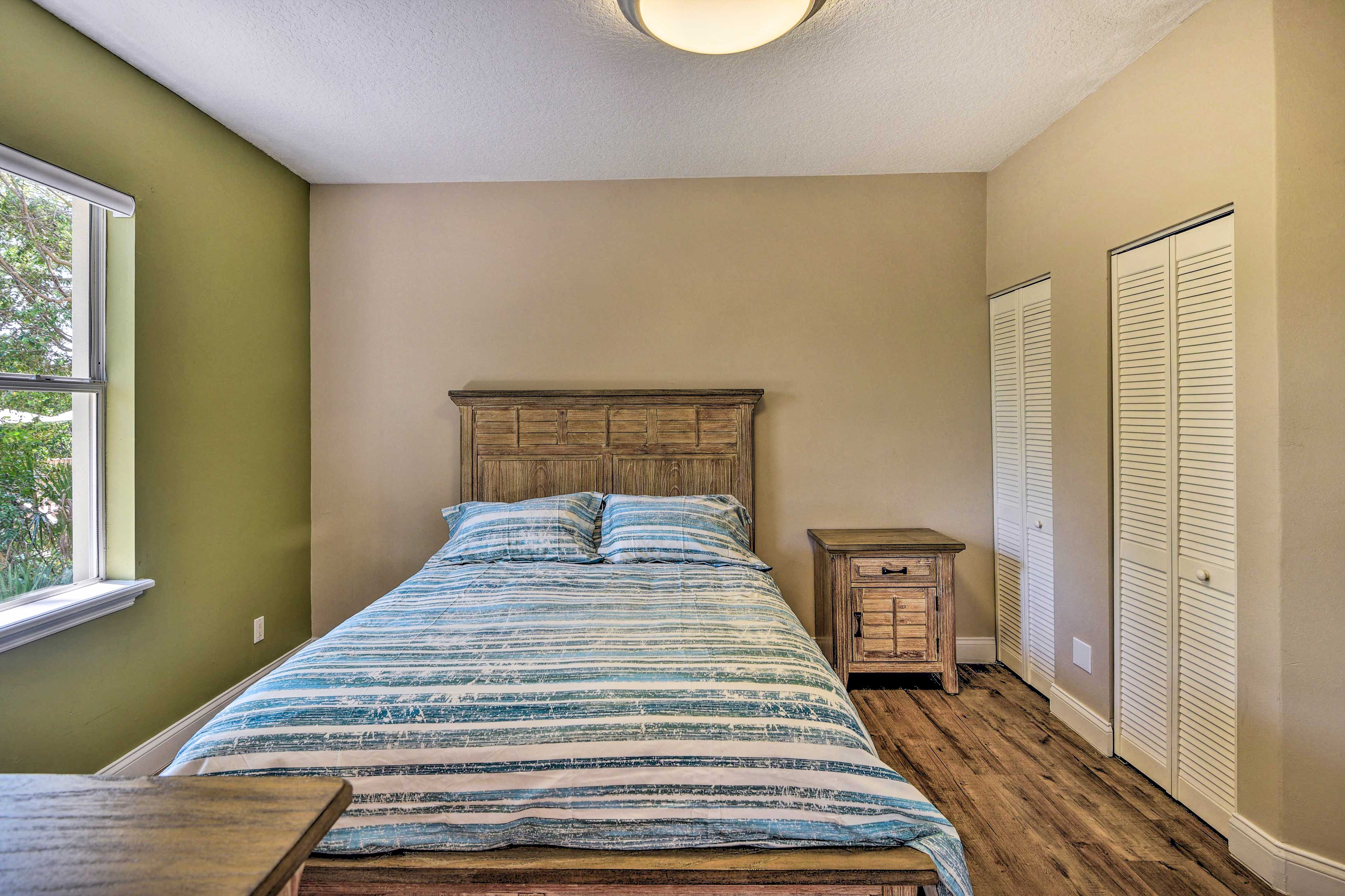 Bedroom | Queen Bed | Main Floor | Linens Provided | Ceiling Fans