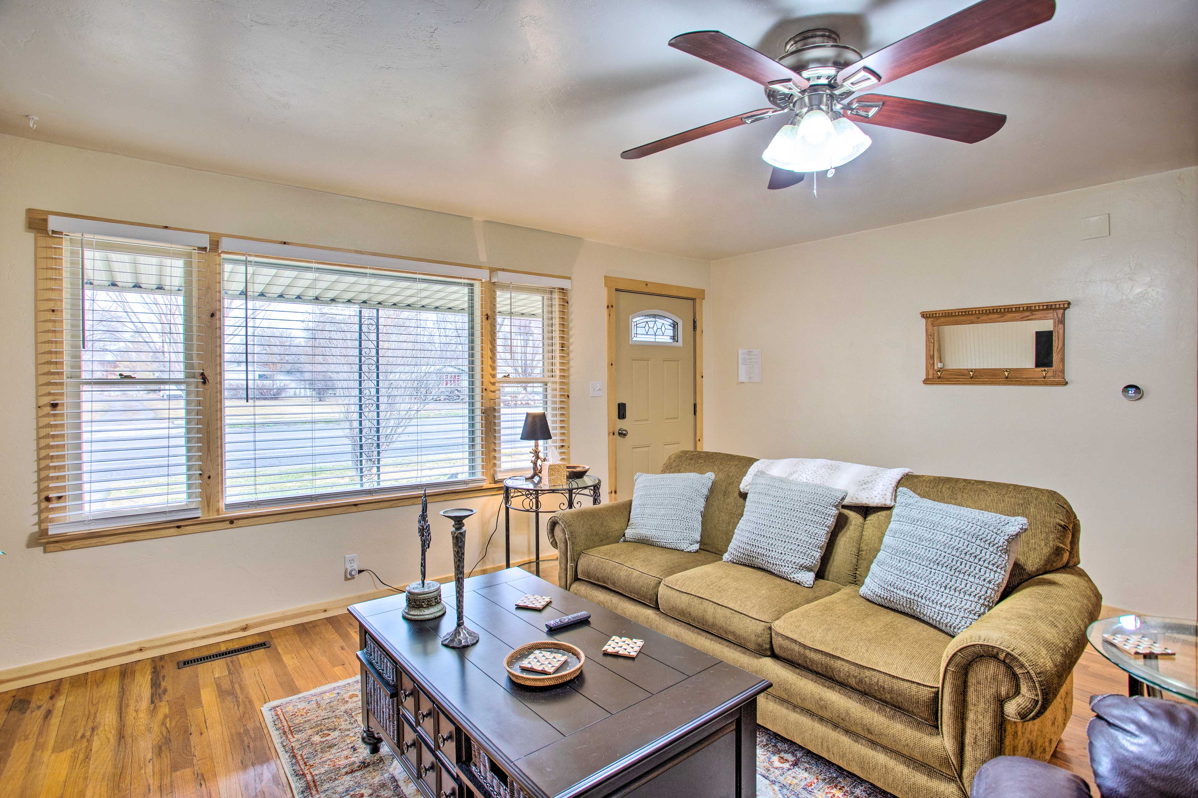 Living Room | Main Floor | Central Air Conditioning | Smart TV