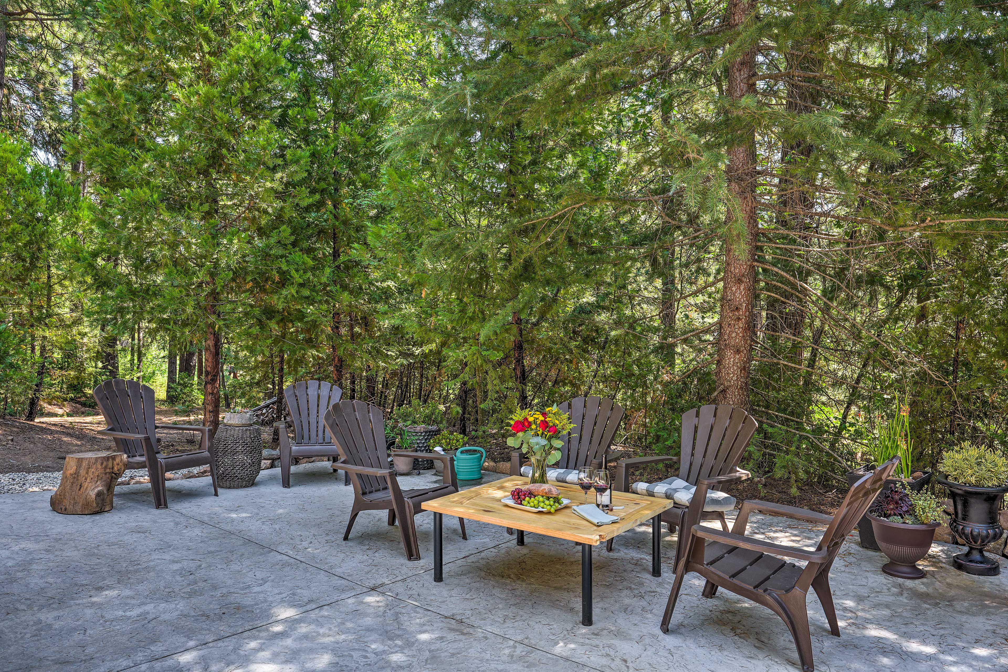 Outdoor Dining Area | Step-Free Access | Walking Distance To Lake