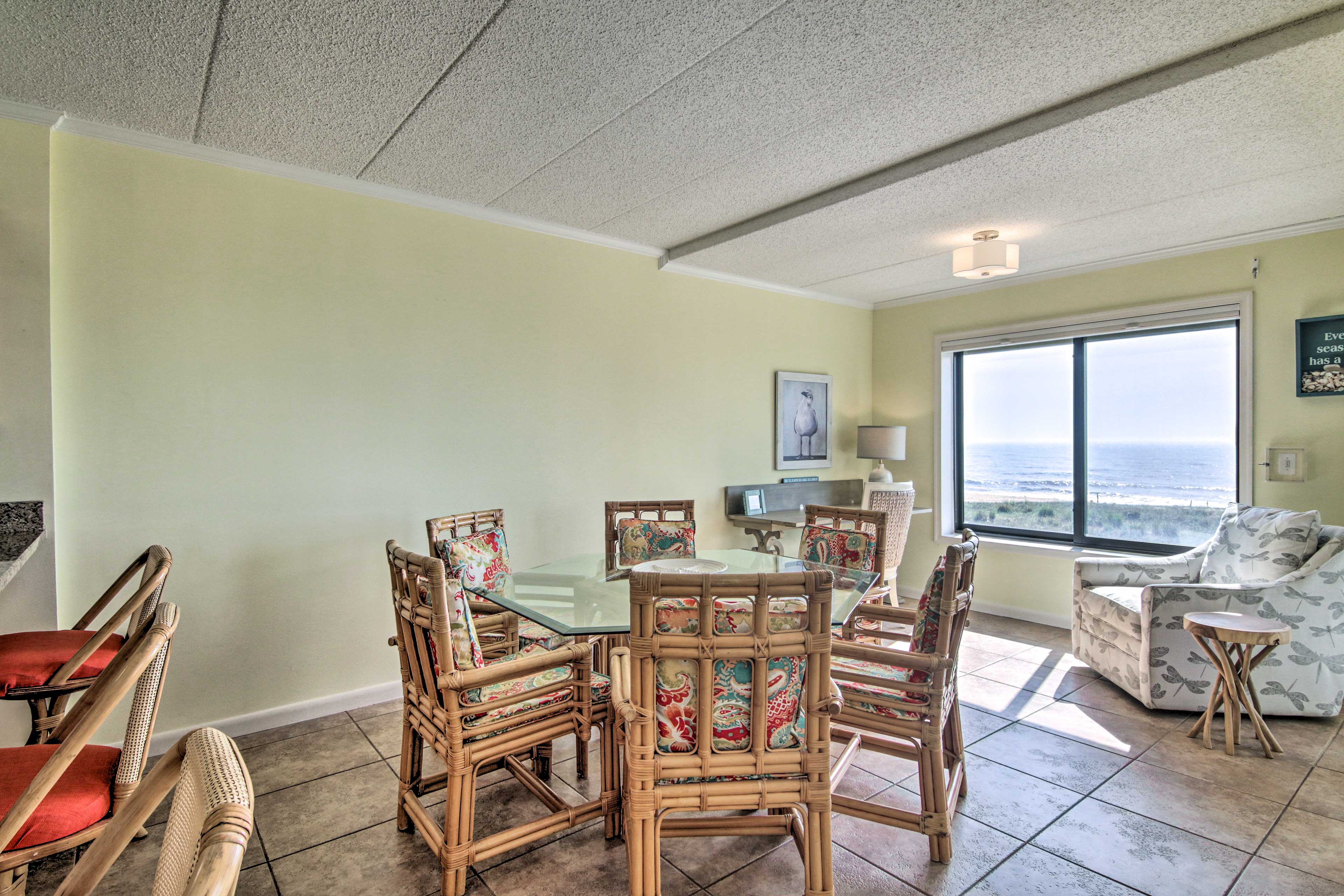 Dining Area | Dishware & Flatware Provided