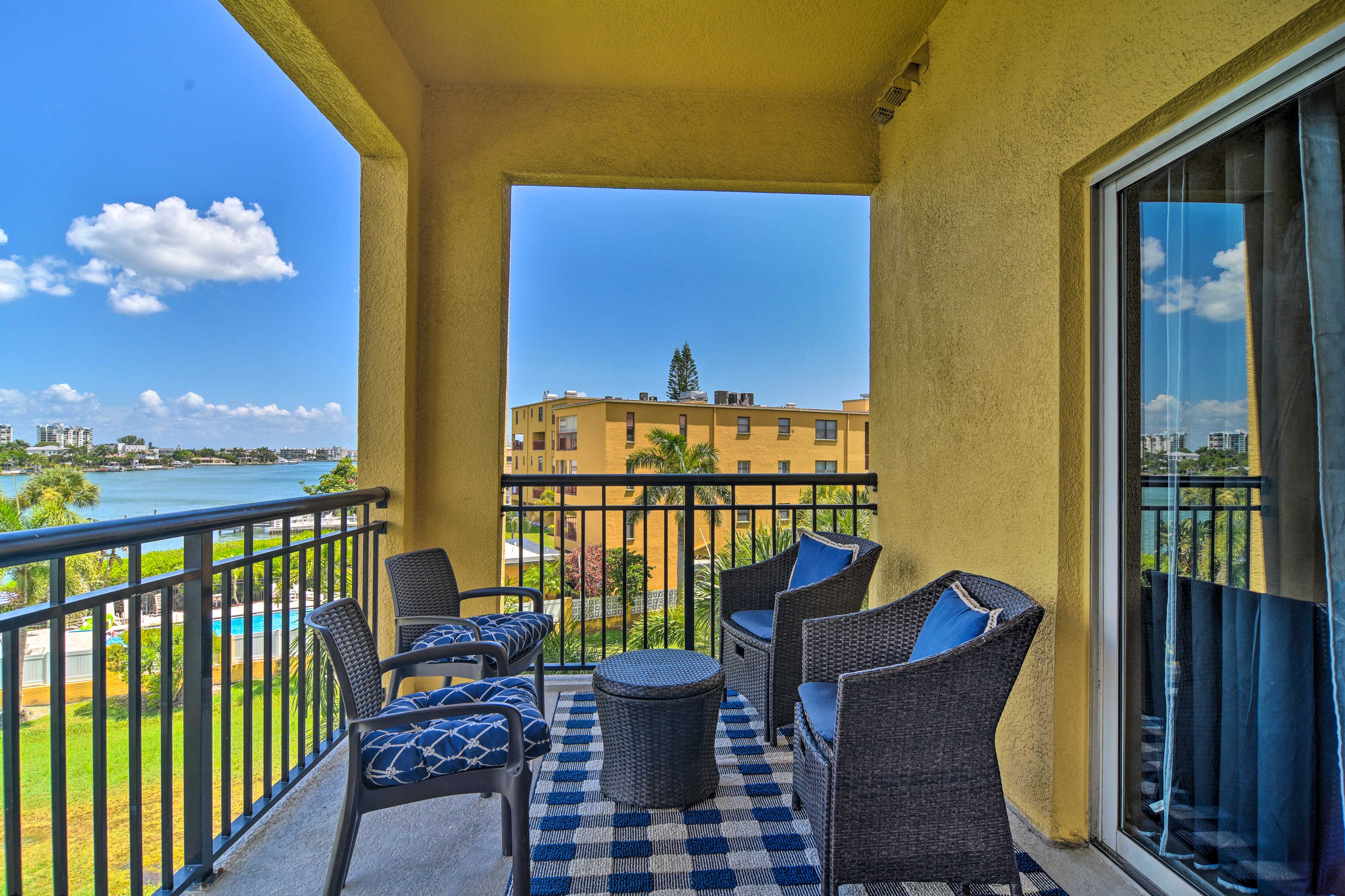 Private Balcony | Outdoor Dining | Patio Furniture