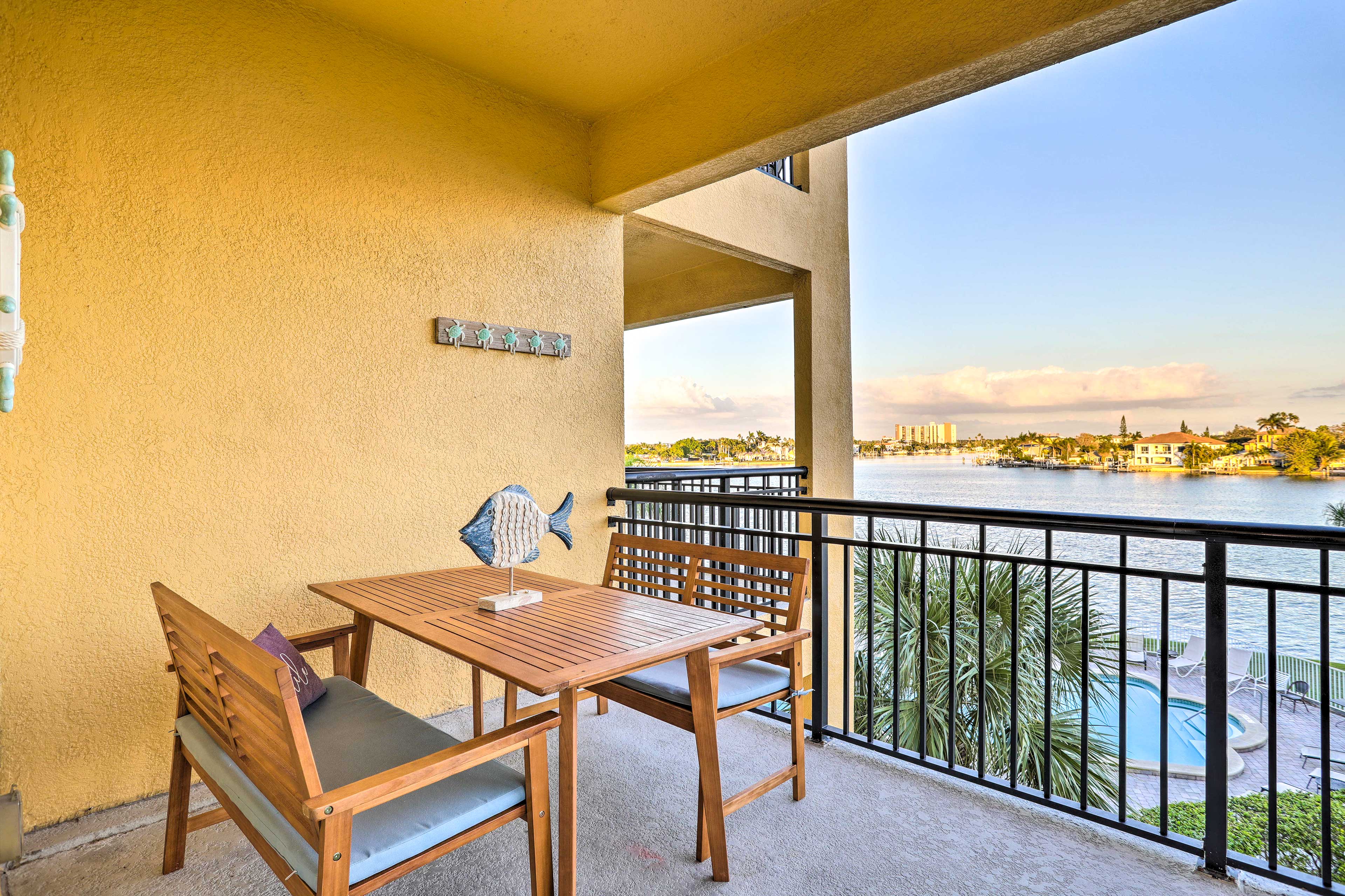 Private Balcony | Outdoor Dining | Patio Furniture