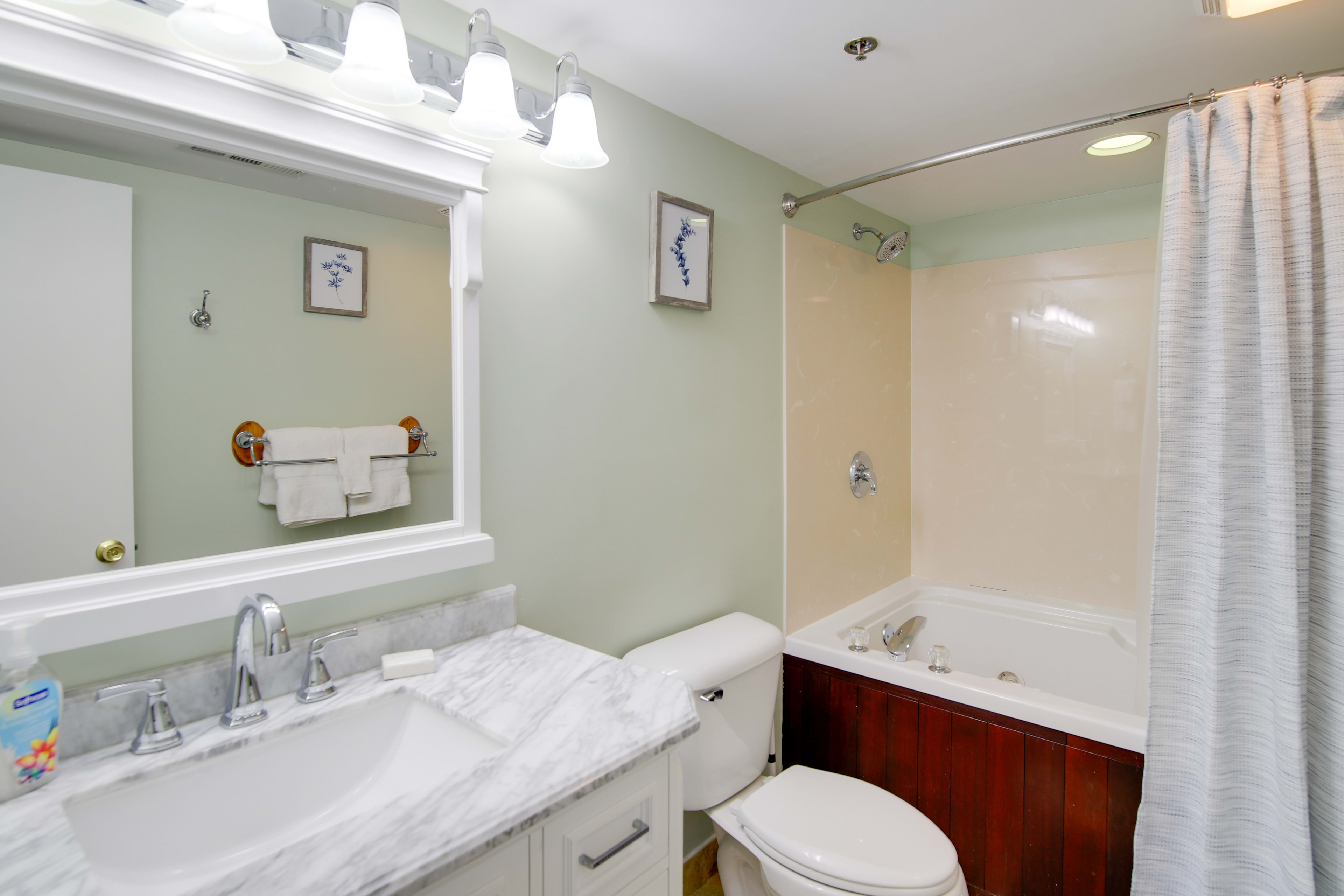 Full Bathroom | Complimentary Toiletries