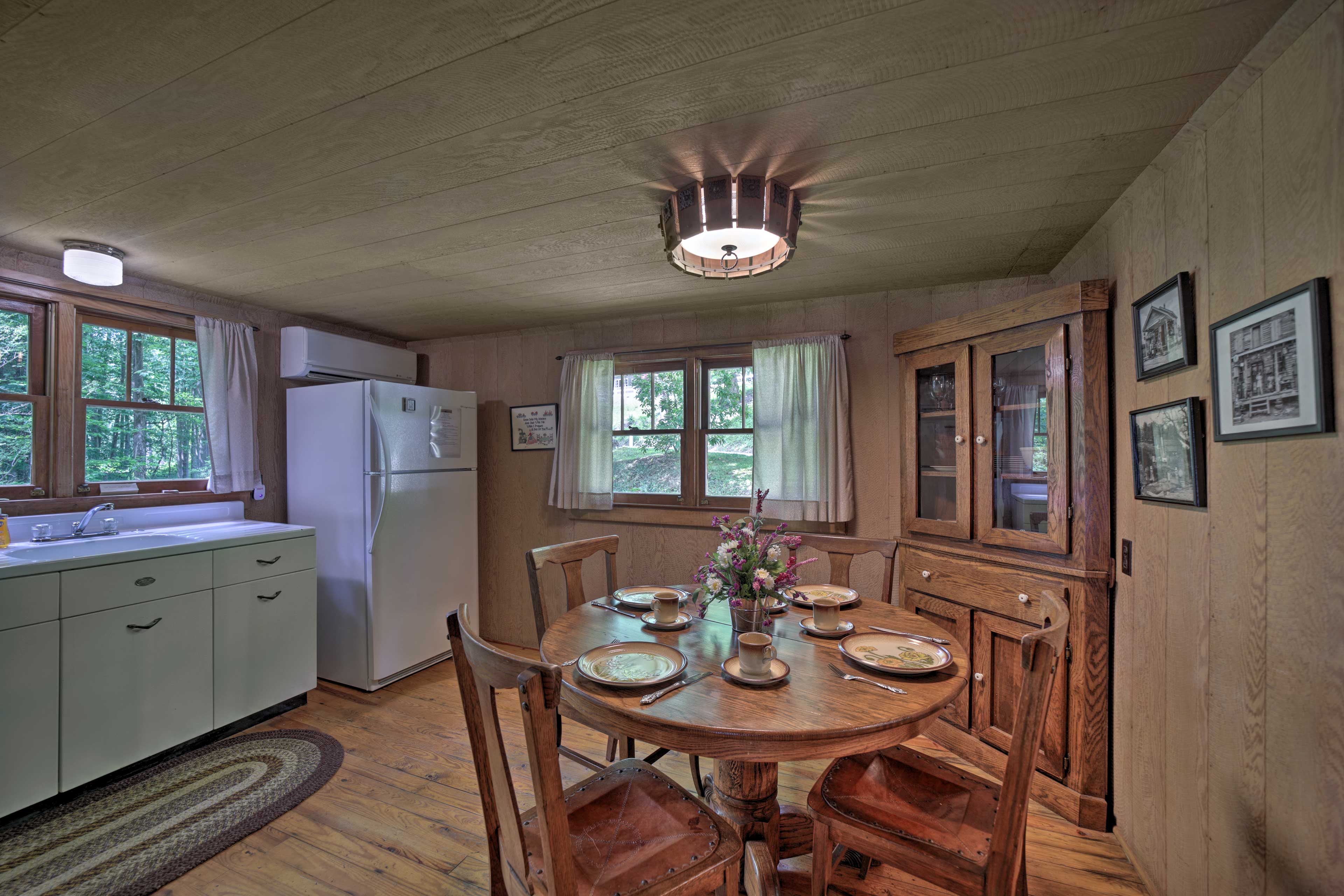 Dining Area | Dishware & Flatware Provided