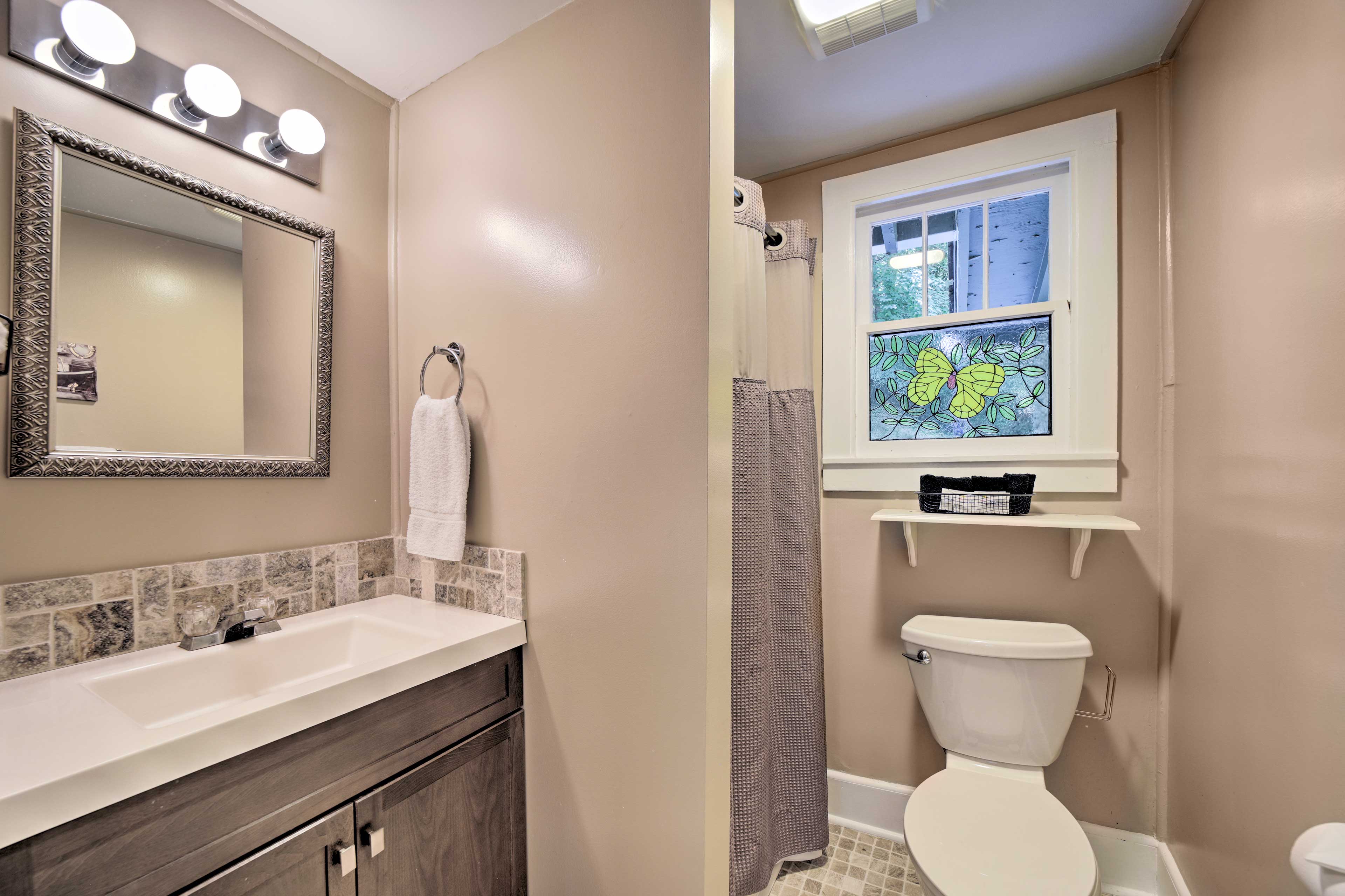 Full Bathroom | Towels Provided | Complimentary Toiletries | Walk-In Shower