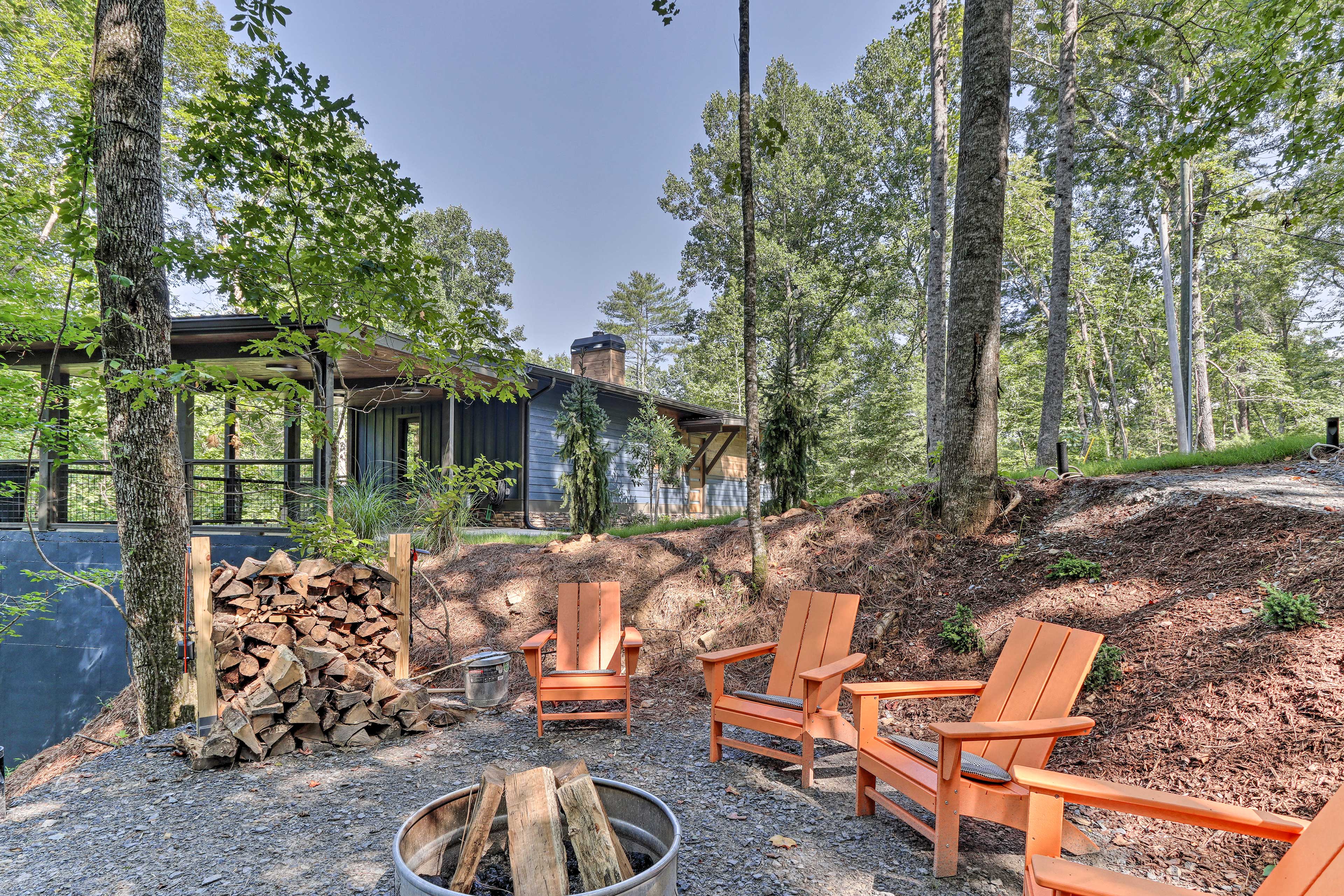 Private Yard | Fire Pit (Wood Provided)