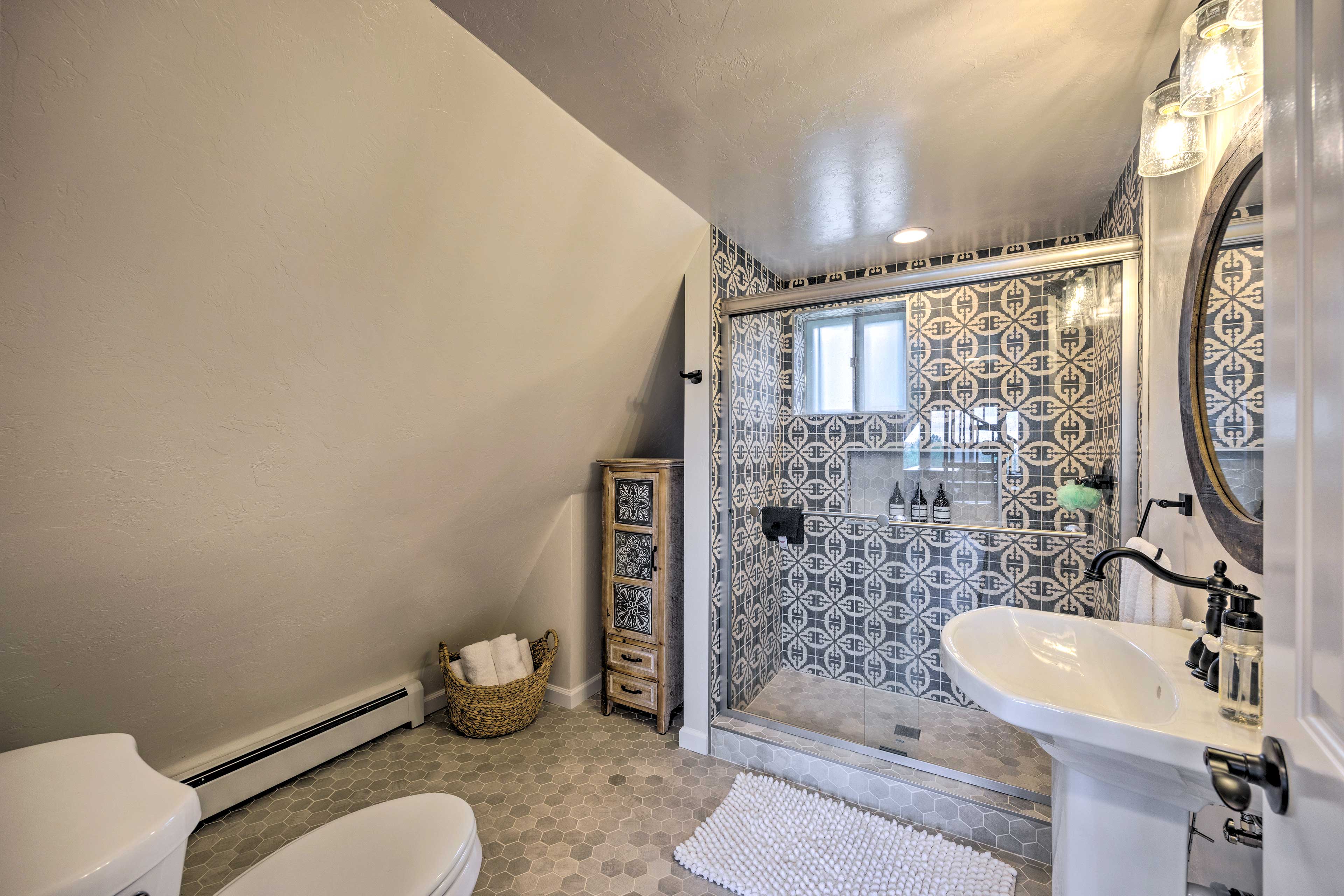 Full Bathroom | Complimentary Toiletries | Towels Provided