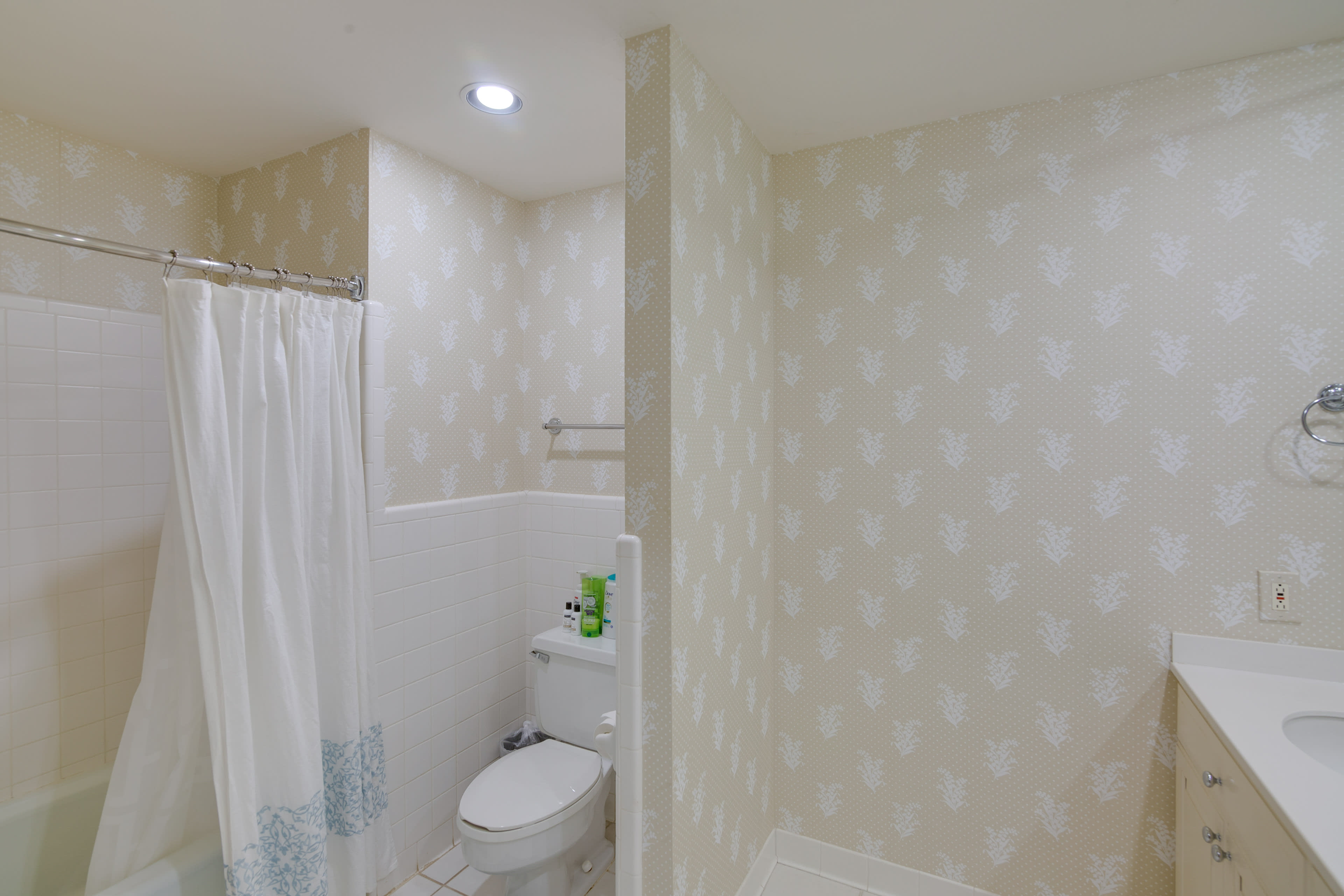 Full Bathroom | Complimentary Toiletries | 1st Floor