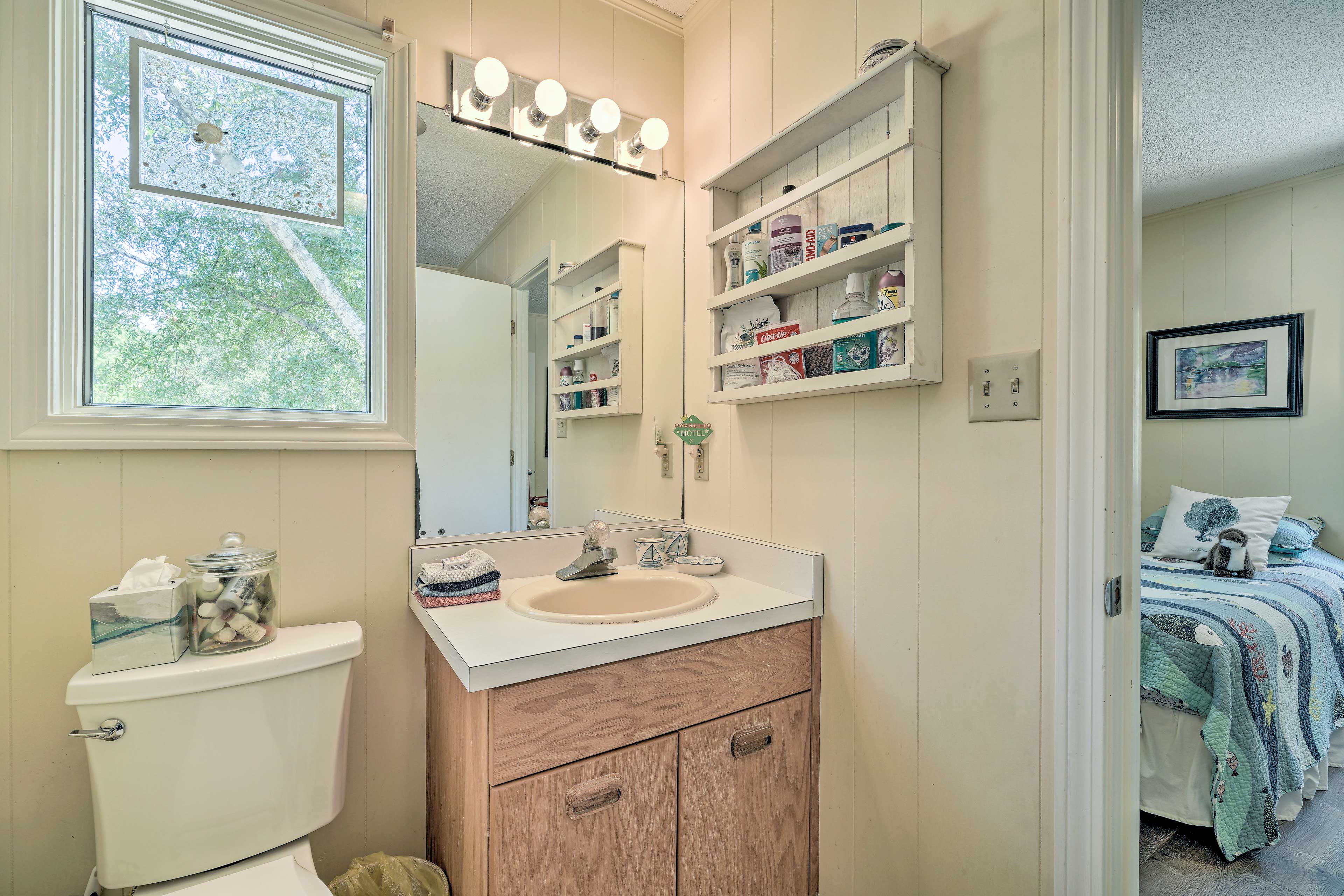 Shared En-Suite Bathroom | Complimentary Toiletries