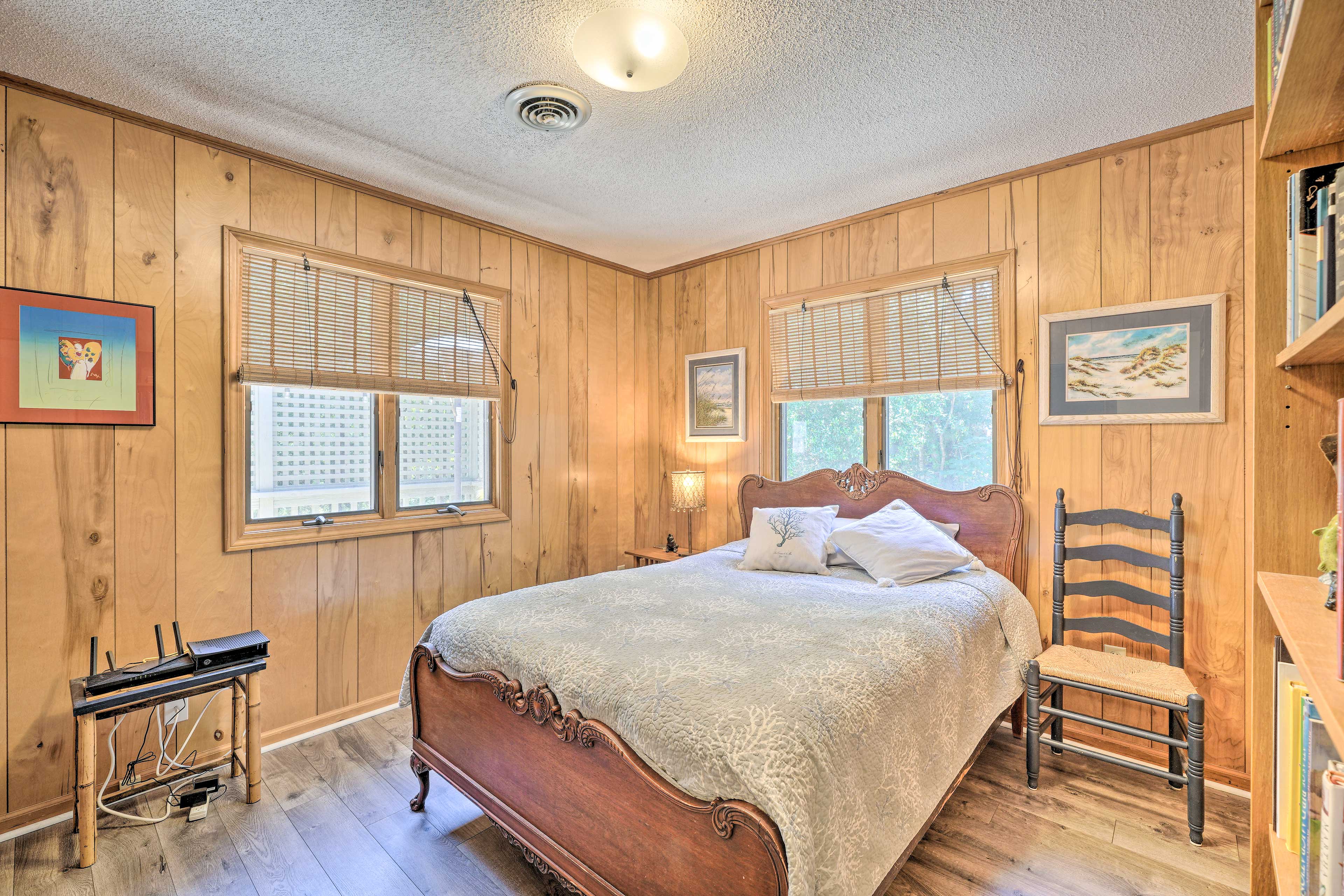 Bedroom 2 | Queen Bed | TV | Books