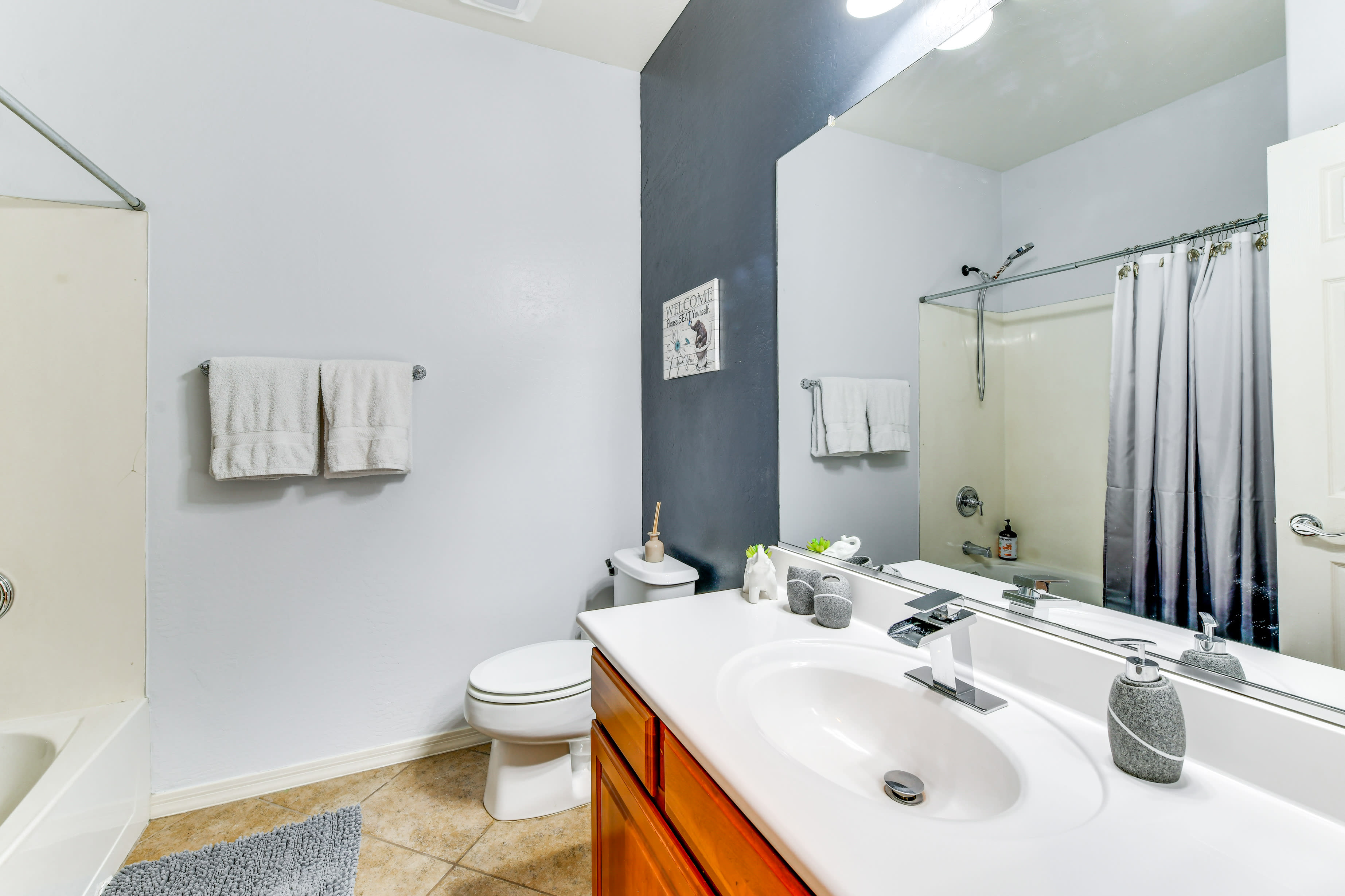 Full Bathroom | Main Floor | Hair Dryer | Shower/Tub Combo