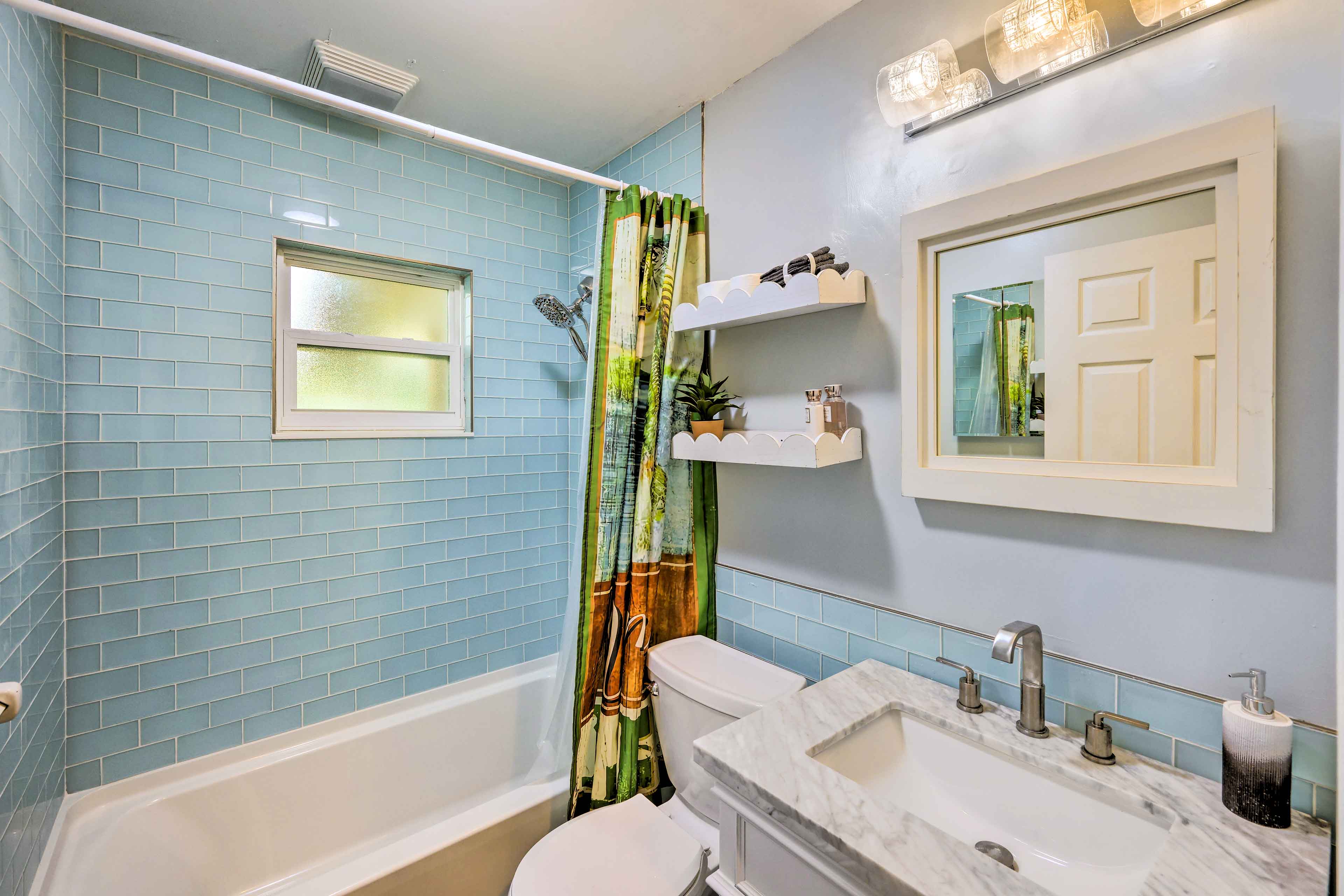 Full Bathroom | Towels Provided | Complimentary Toiletries