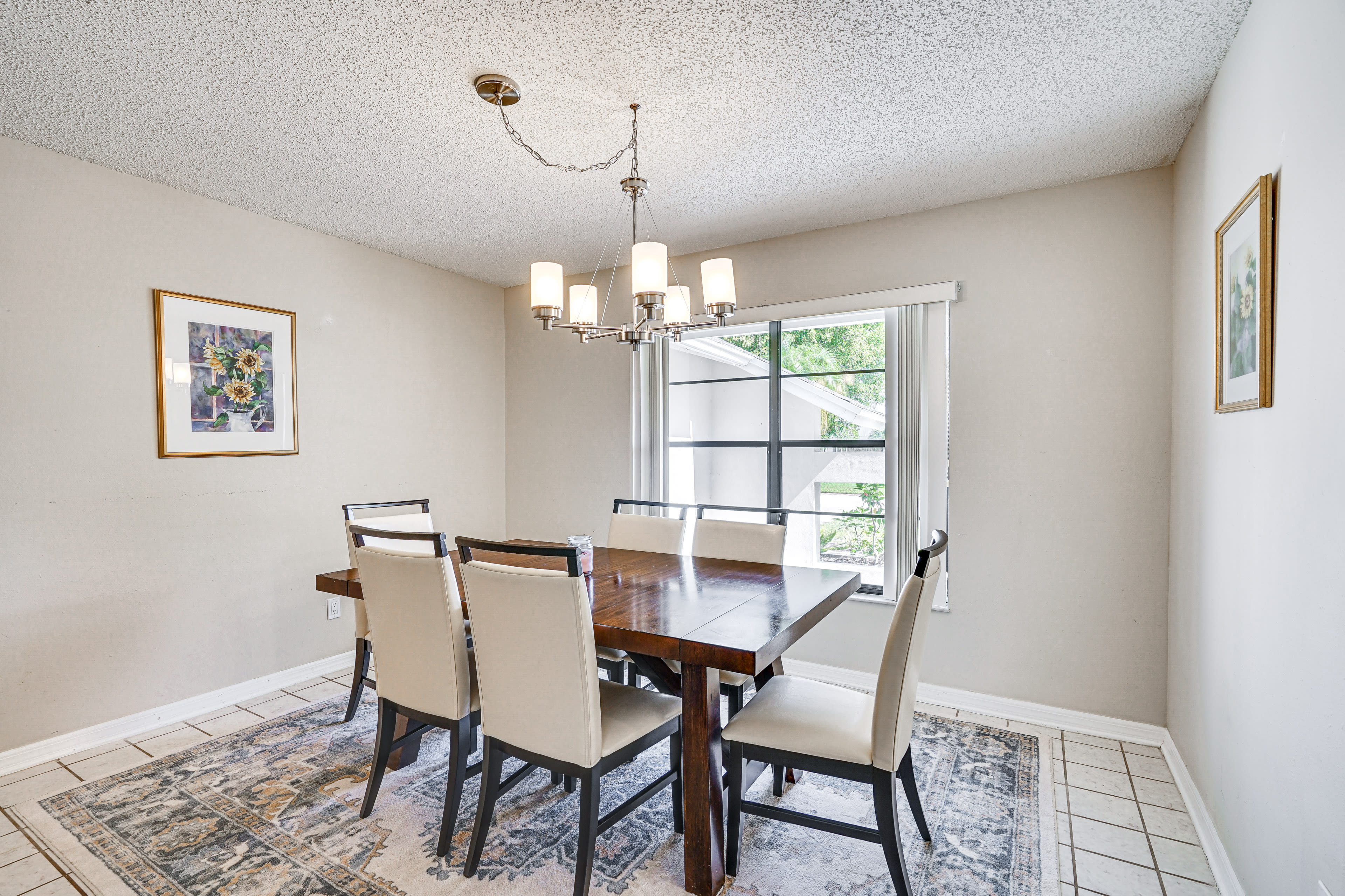 Dining Room | Dishware & Flatware Provided | Trash Bags & Paper Towels Provided