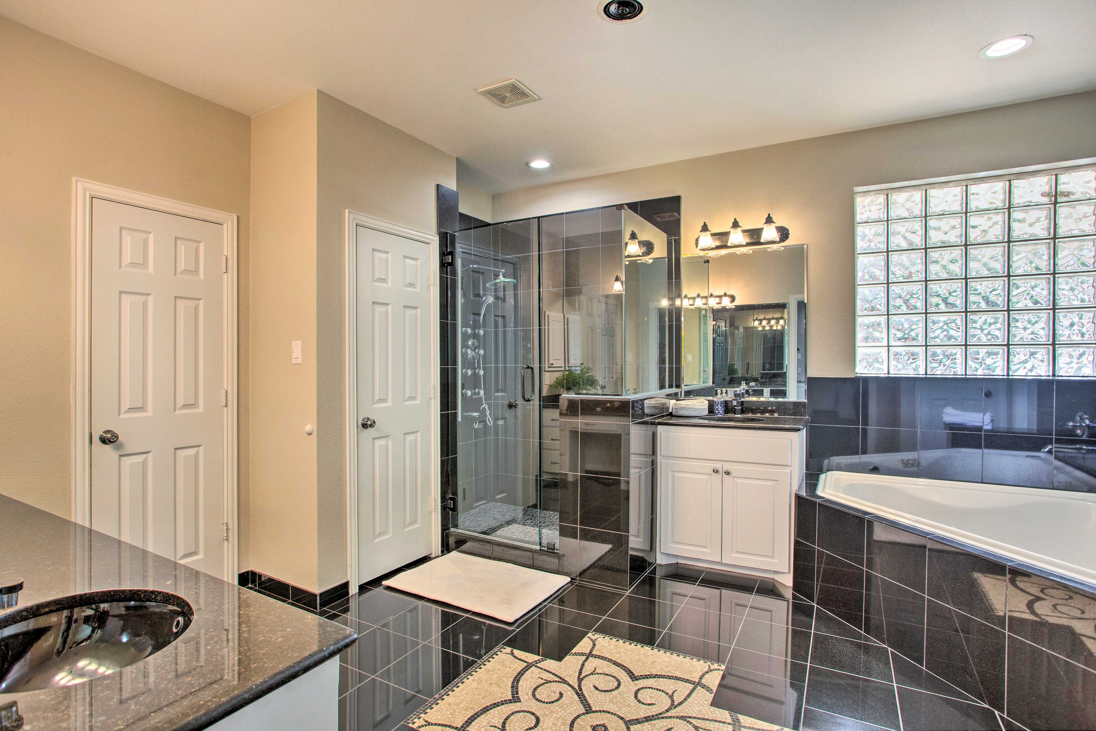 Full Bathroom | Jetted Tub | Walk-In Shower | Towels Provided