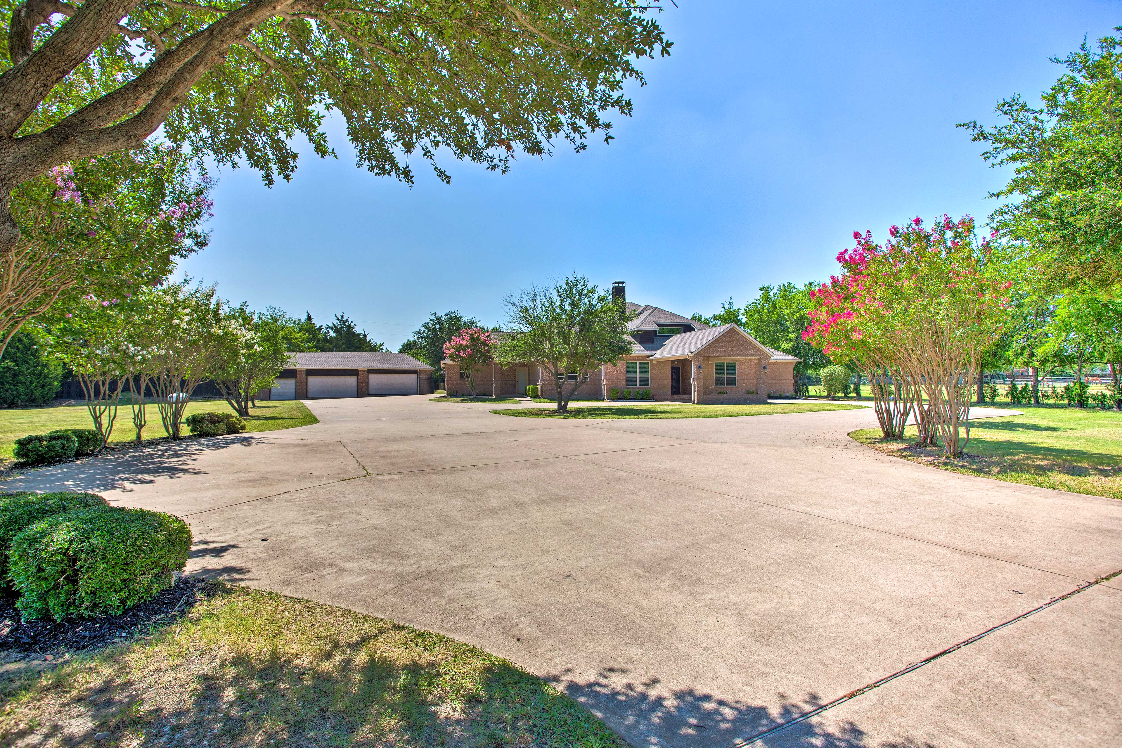 Parking | Garage (3 Vehicles) | Driveway (5 Vehicles)