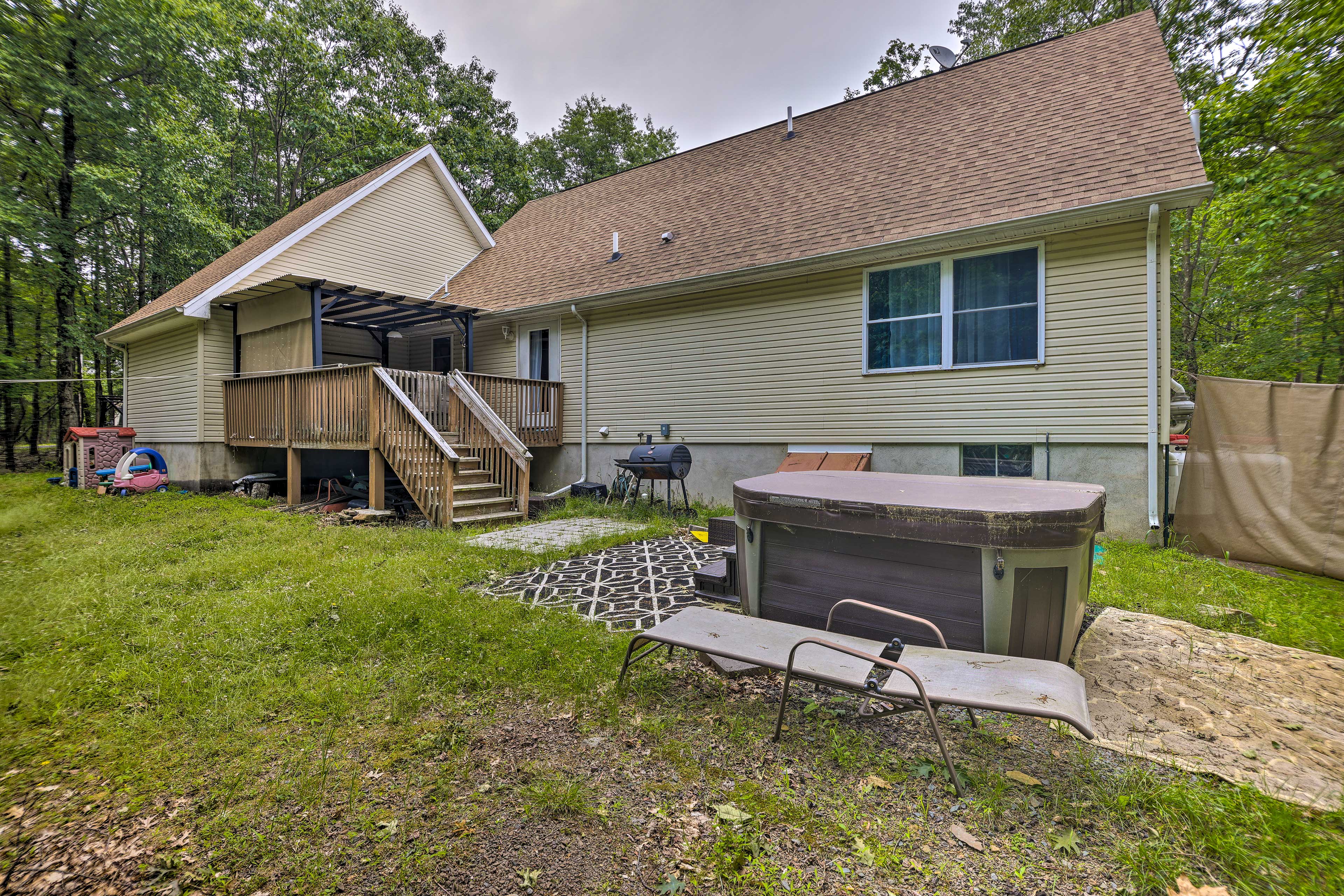 Albrightsville Vacation Rental | 4BR | 3BA | 2,400 Sq Ft | Steps Required
