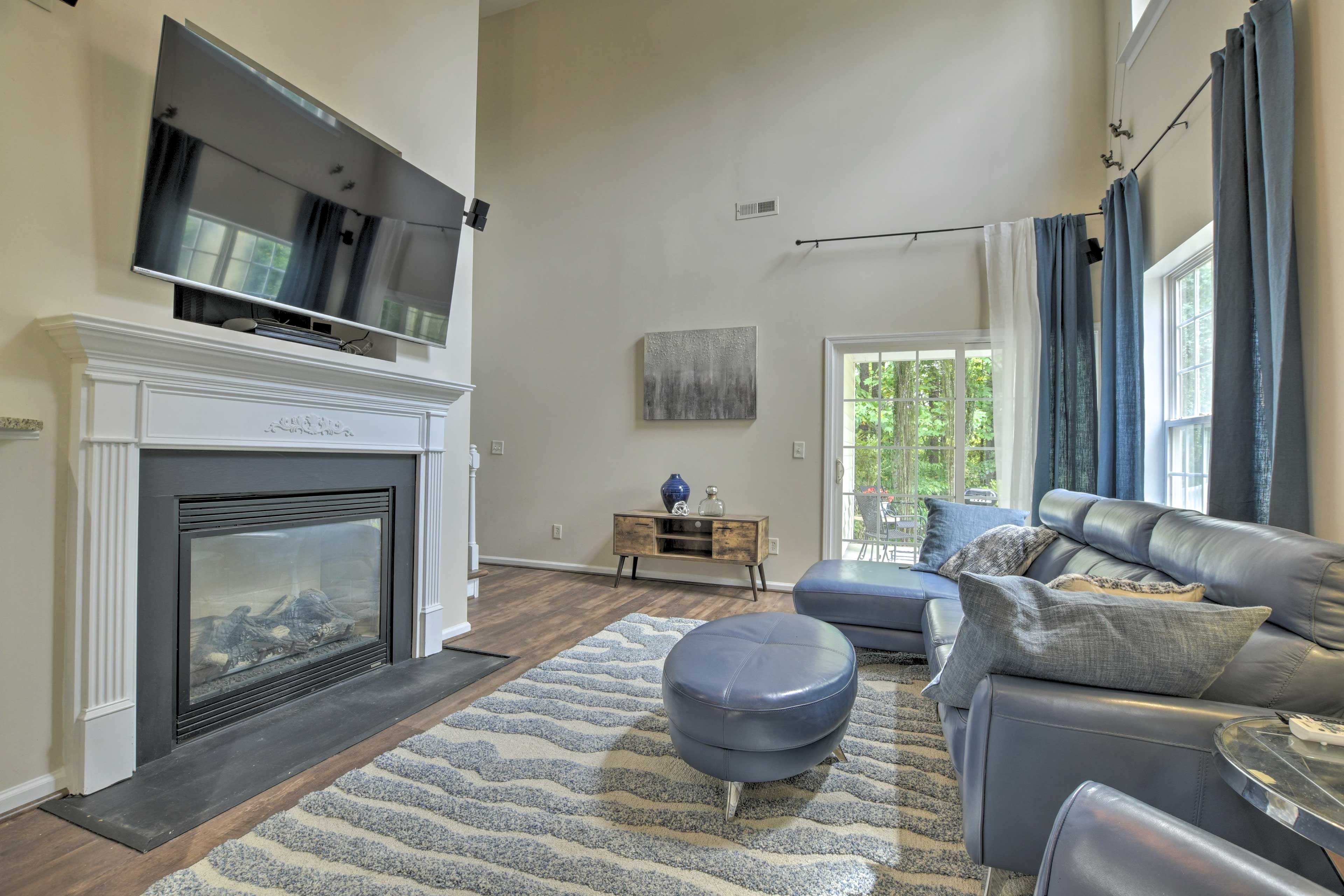 Living Room | 1st Floor | Smart TV | Gas Fireplace