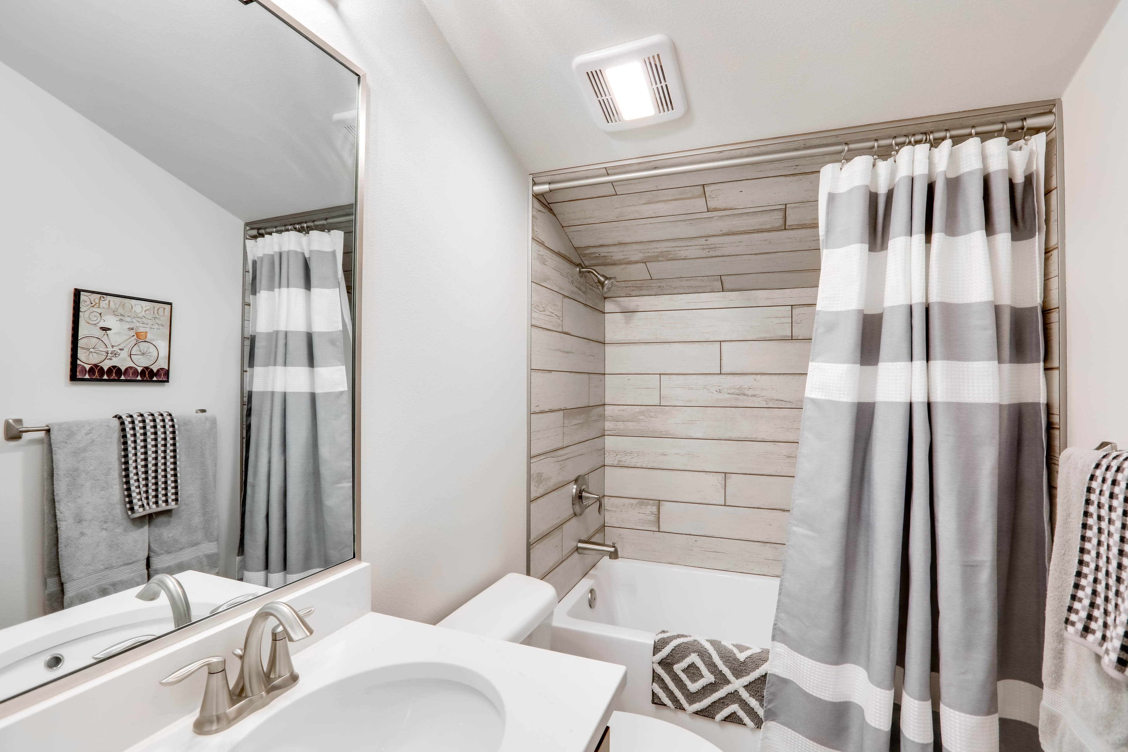 Full Bathroom | Complimentary Toiletries | Hair Dryer