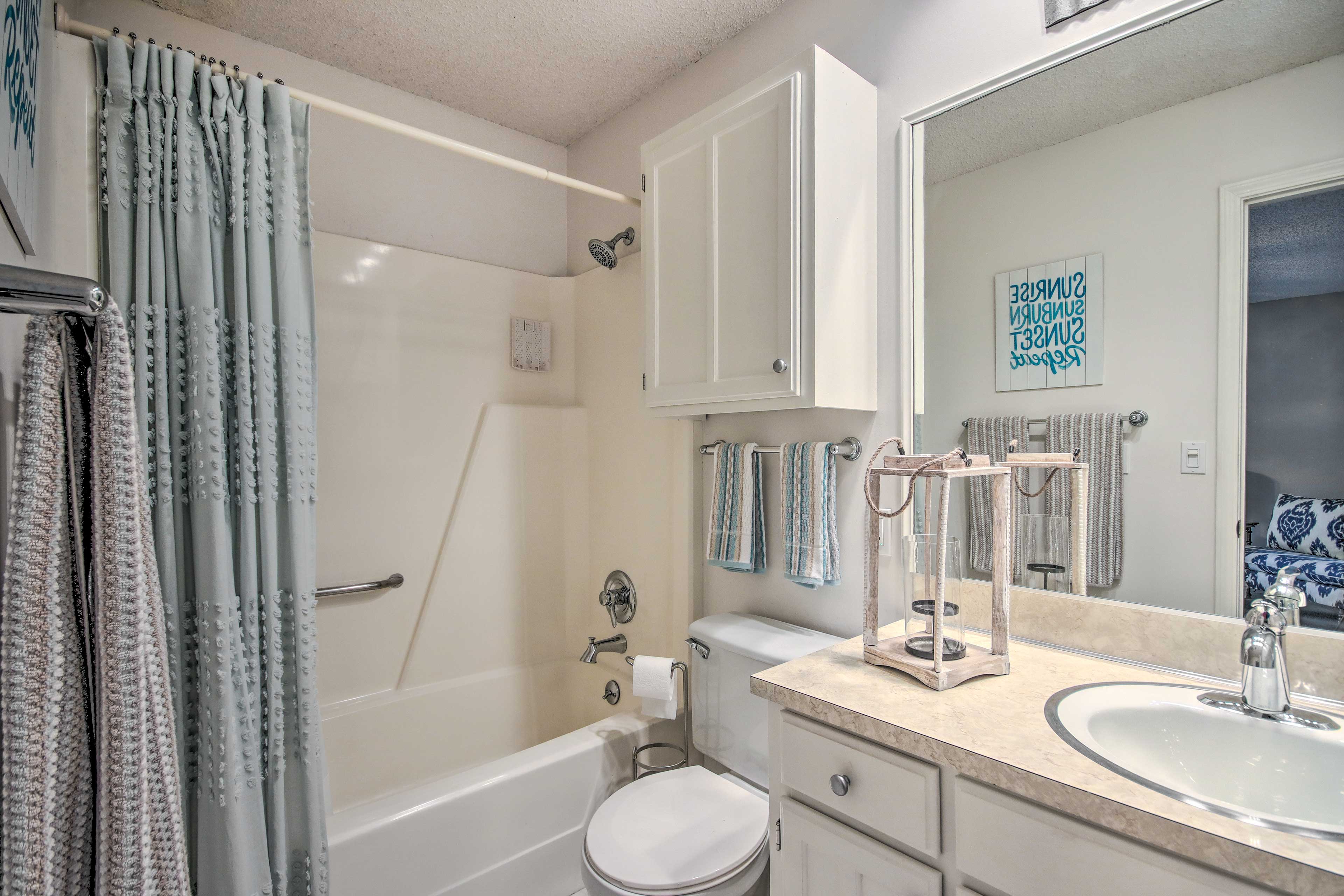 Full Bathroom | Linens & Towels | Hair Dryer | Complimentary Toiletries
