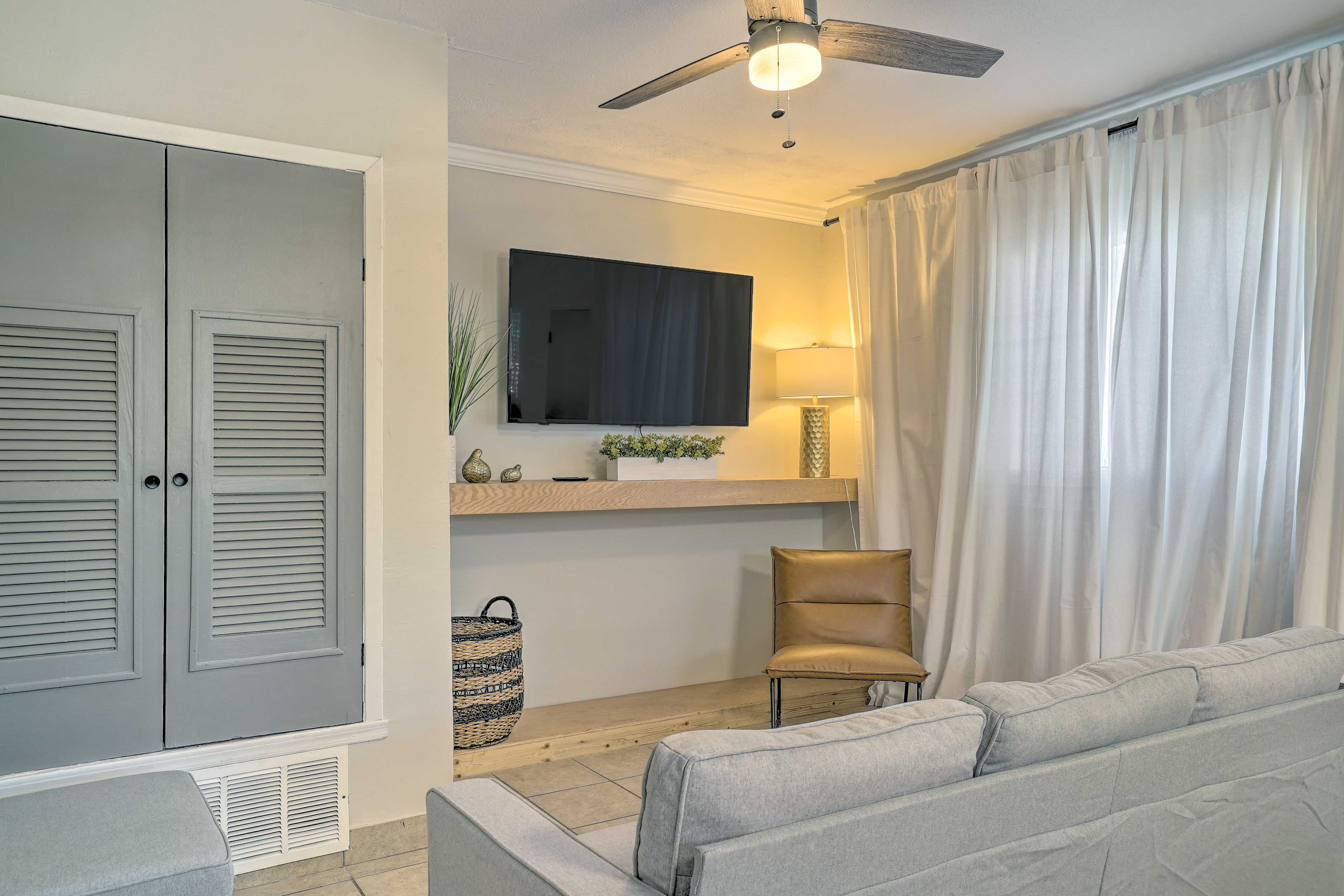 Living Room | Free WiFi | Central A/C | Smart TV