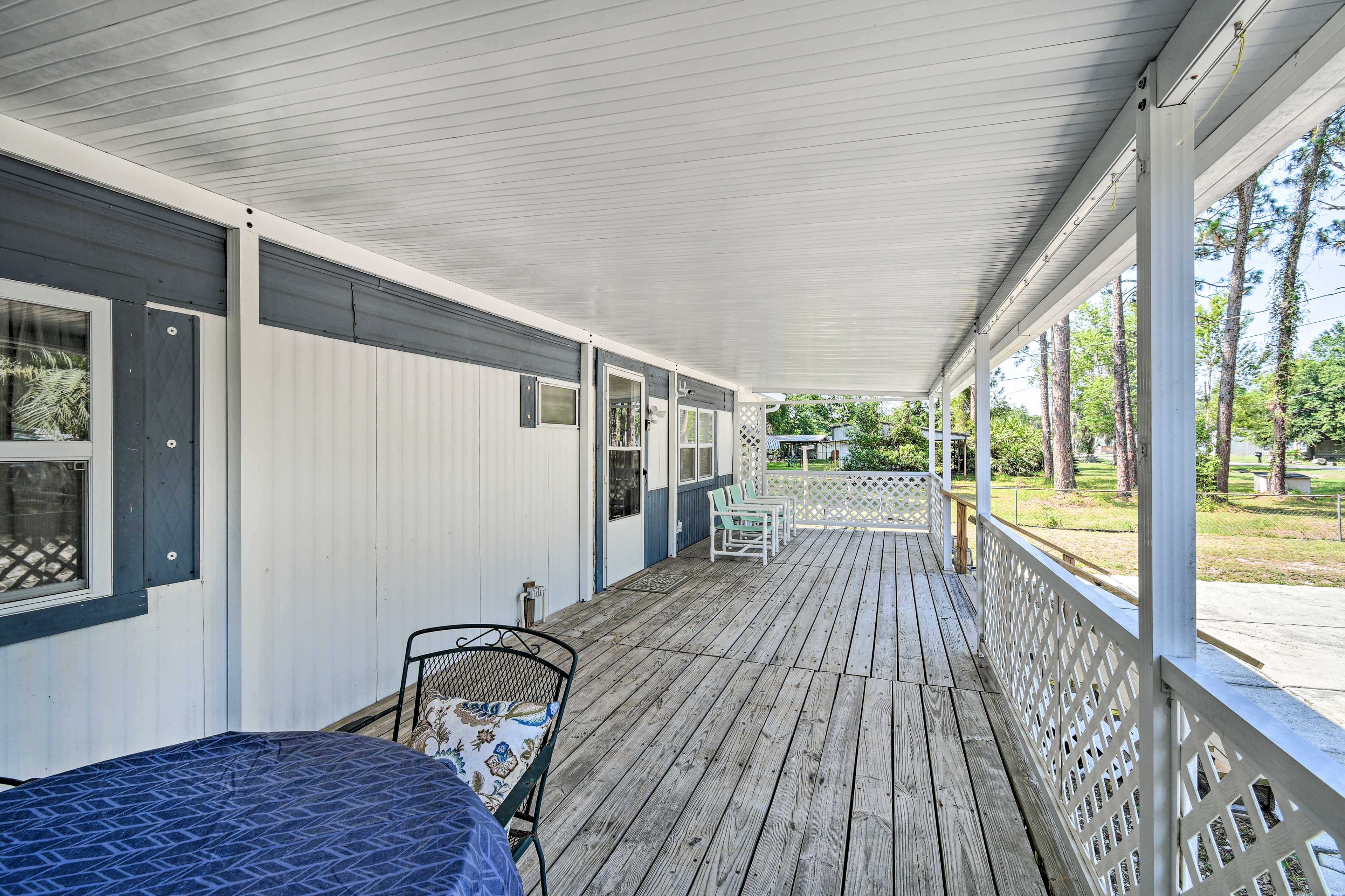 Front Porch | Outdoor Dining Area