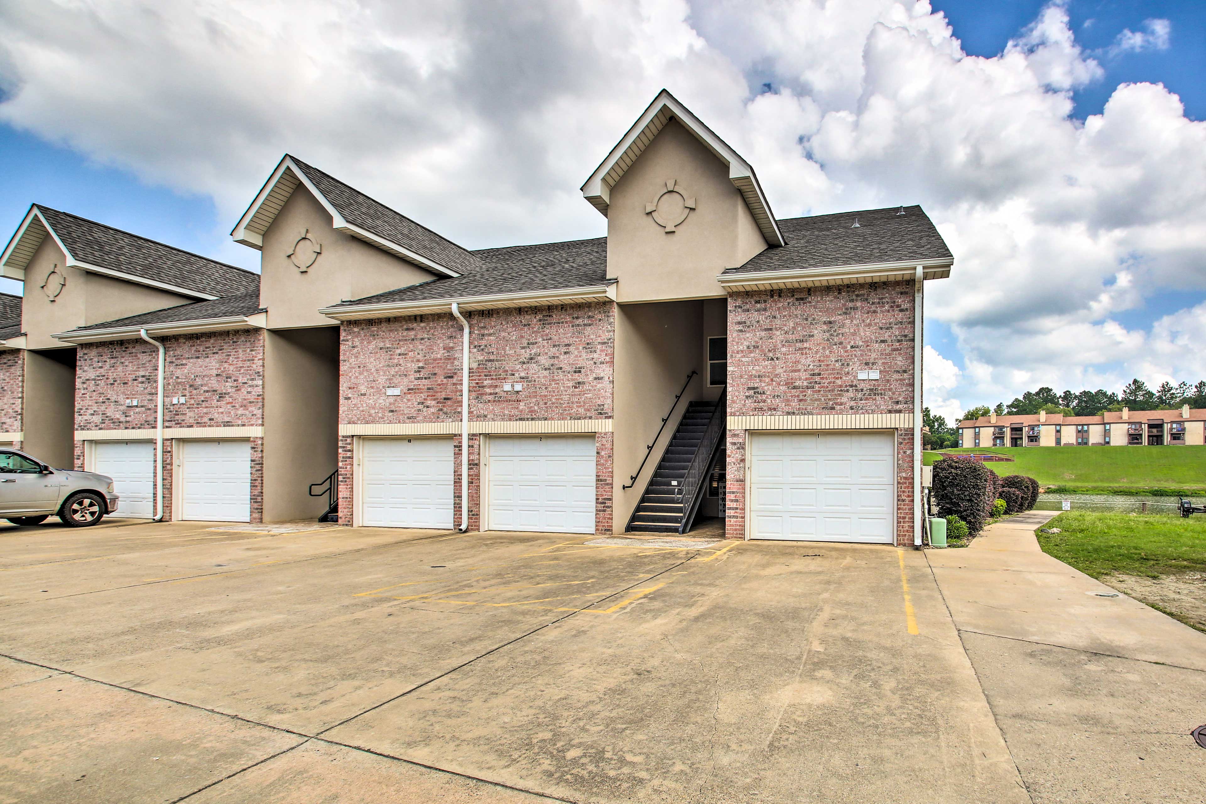 Parking | Driveway (1 Vehicle) | Boat Trailer Parking Allowed On-Site