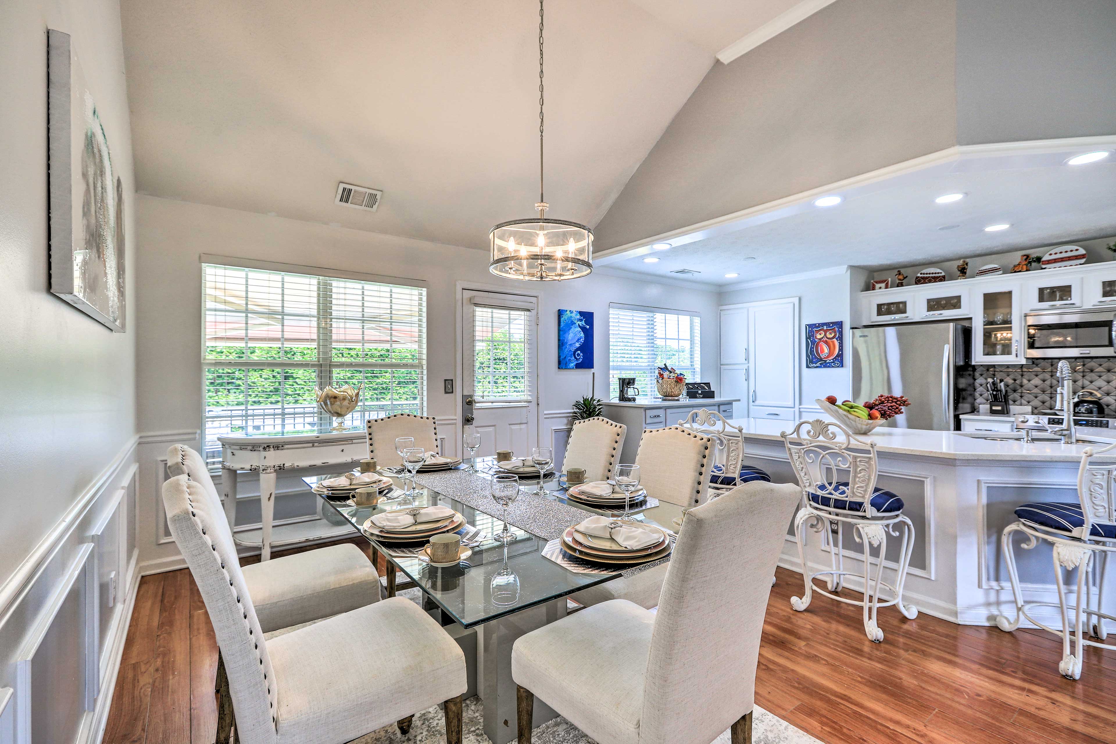 Dining Area | Dishware & Flatware Provided