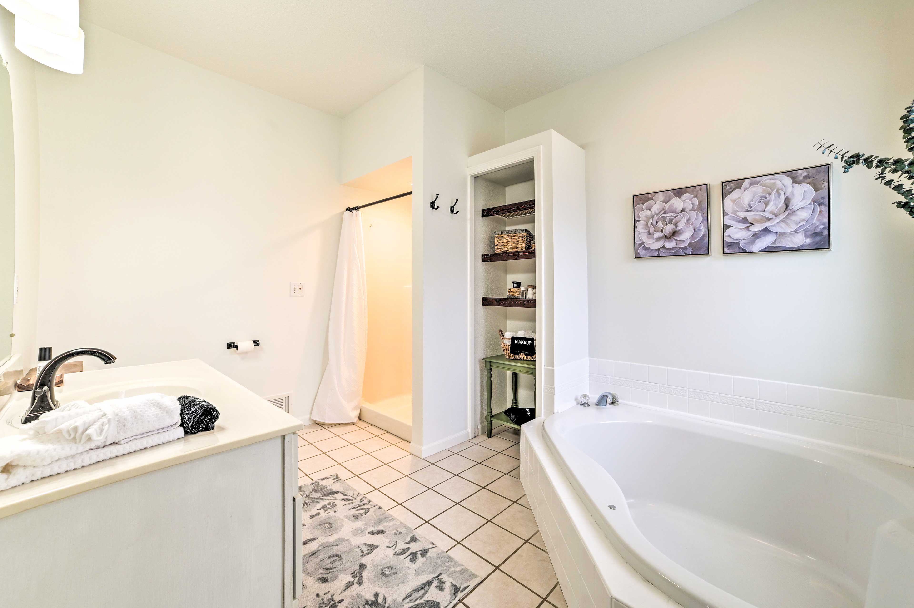 En-Suite Bathroom | 1st Floor | Complimentary Toiletries | Towels Provided