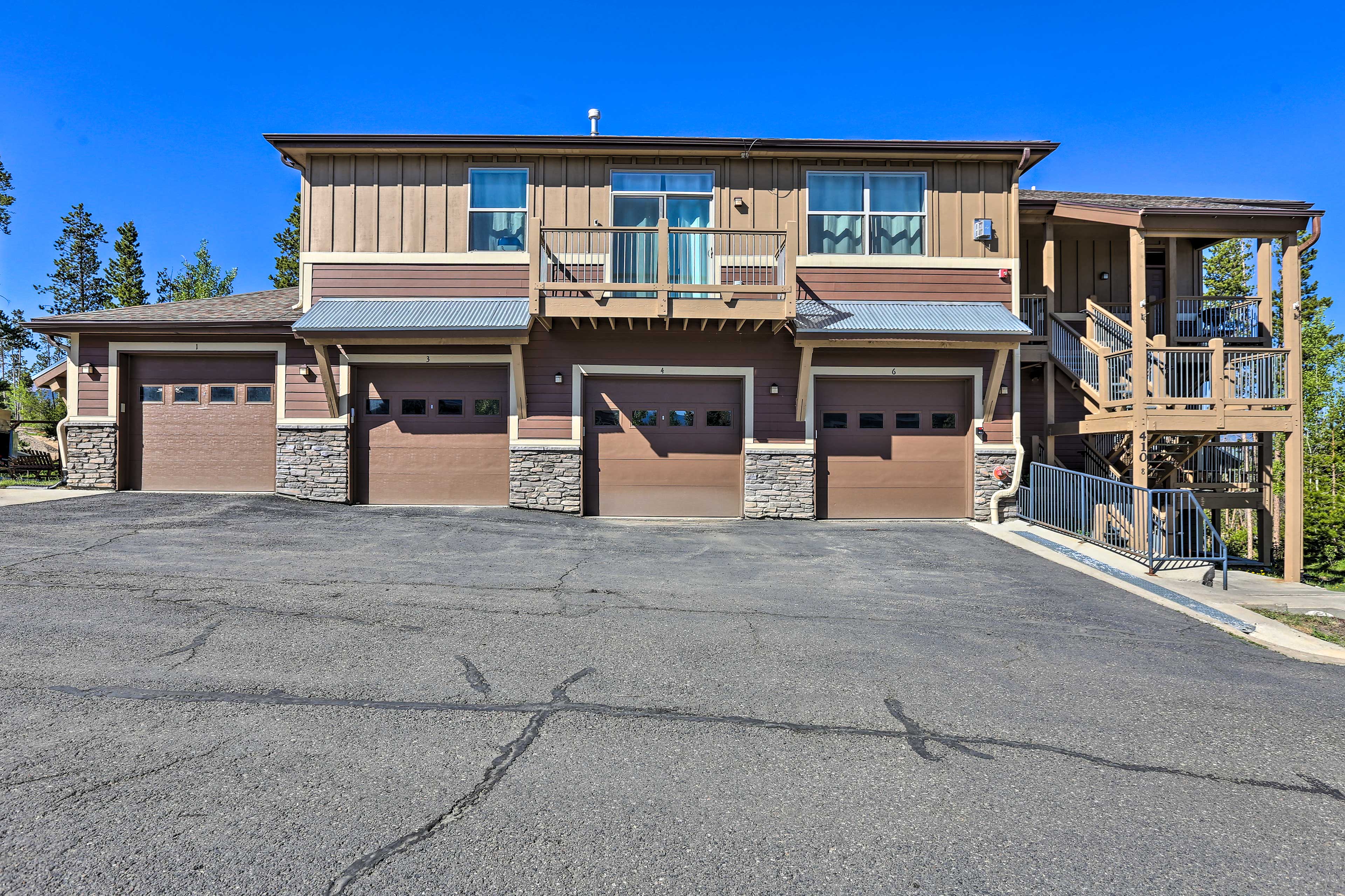 Parking | Driveway (1 Vehicle) | Garage (1 Vehicle)