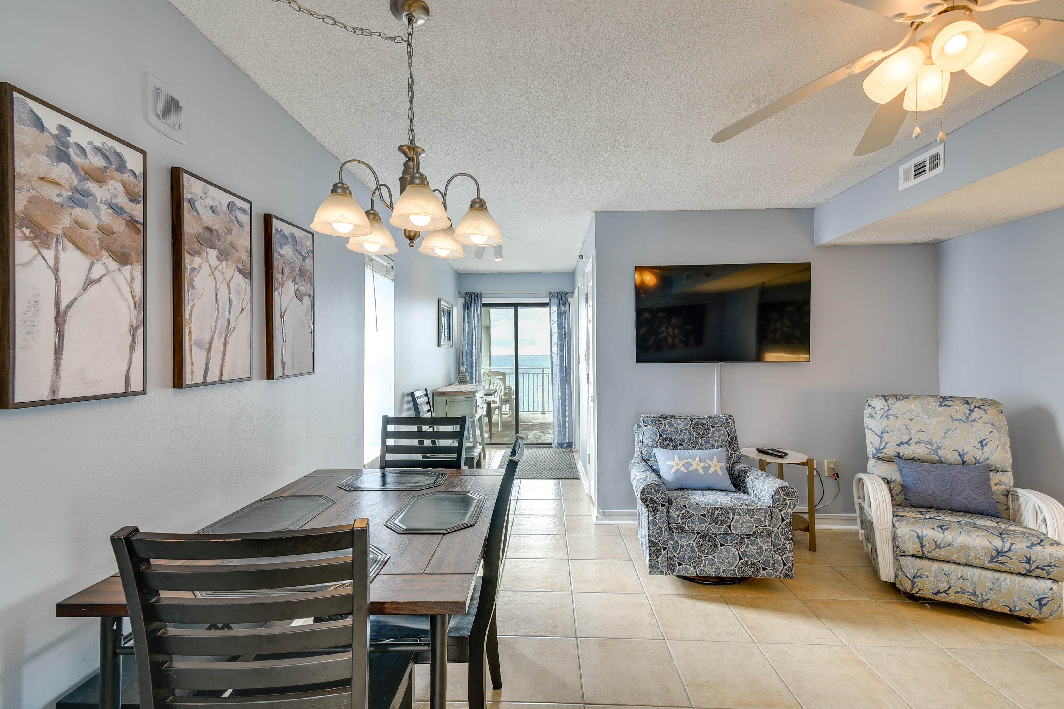 Dining Area | Dishware & Flatware Provided