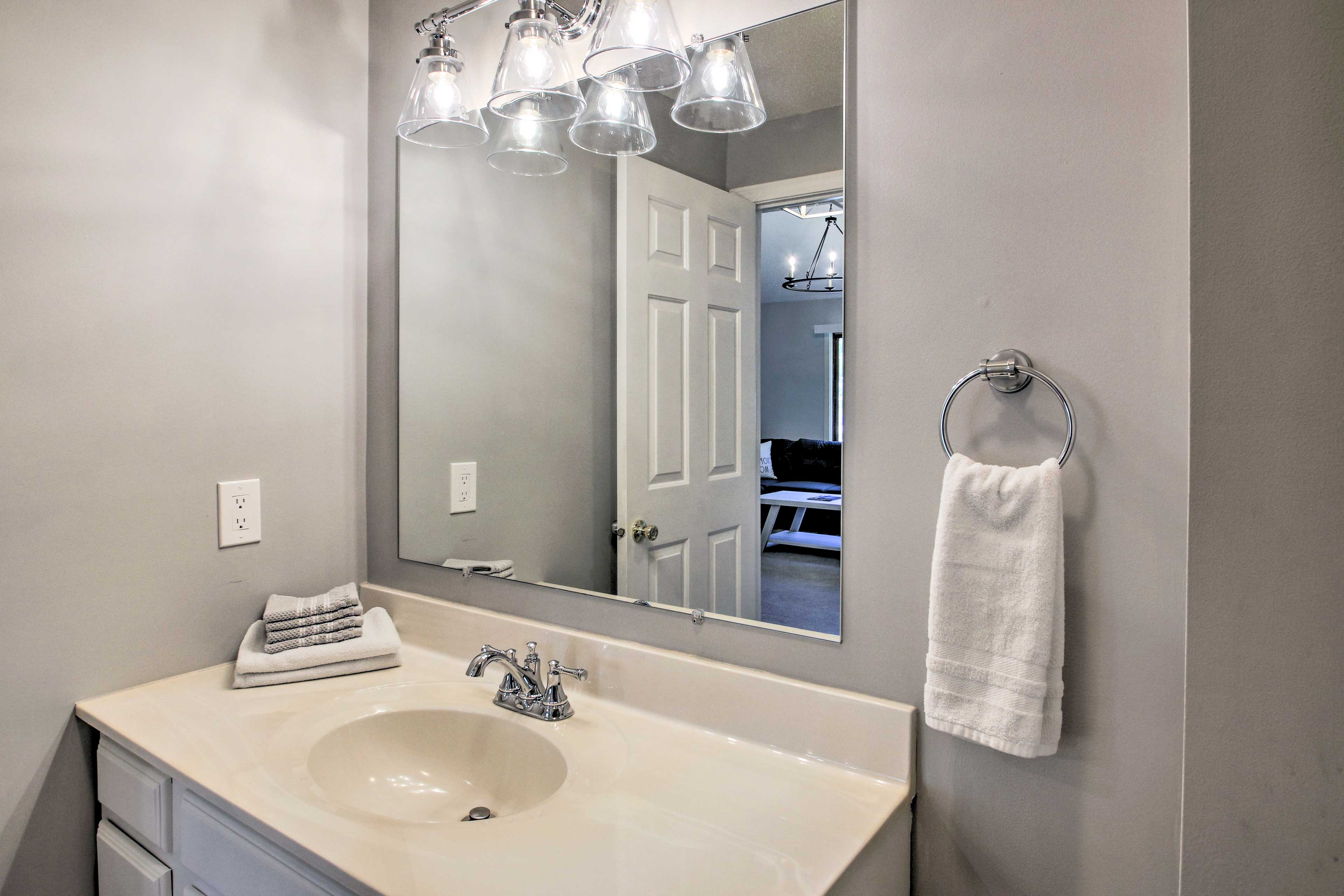 Full Bathroom | Complimentary Toiletries