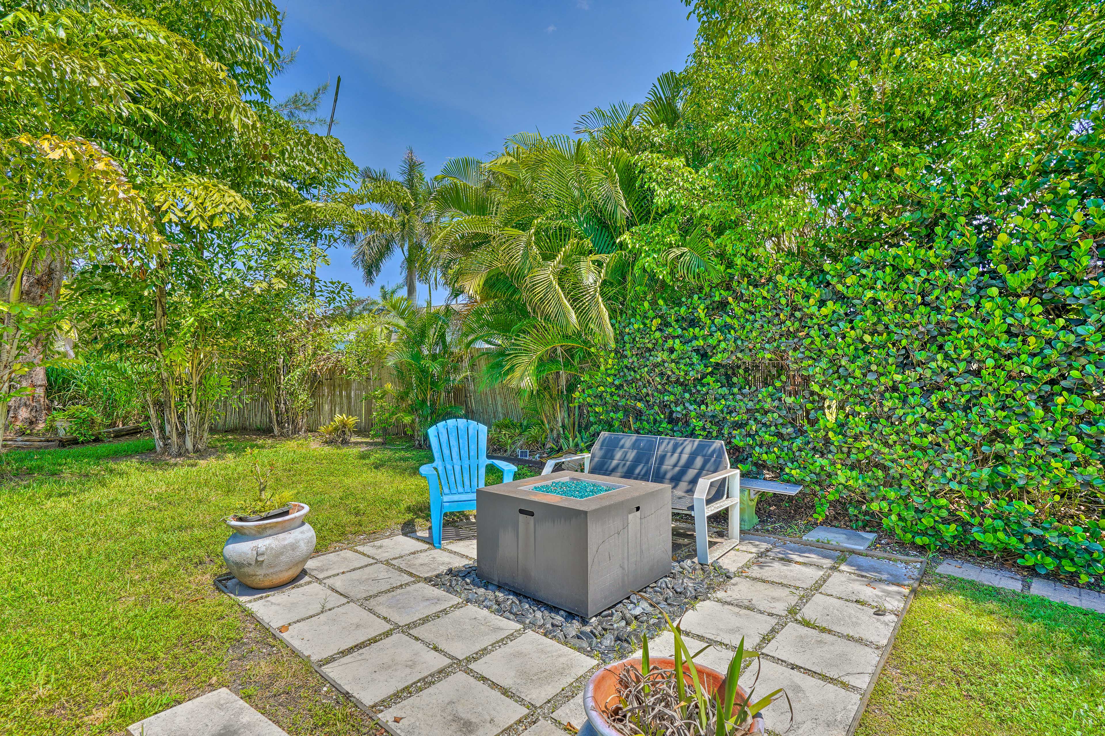 Outdoor Space | 750 Sq Ft | Keyless Entry | < 3 Mi to Naples Beach