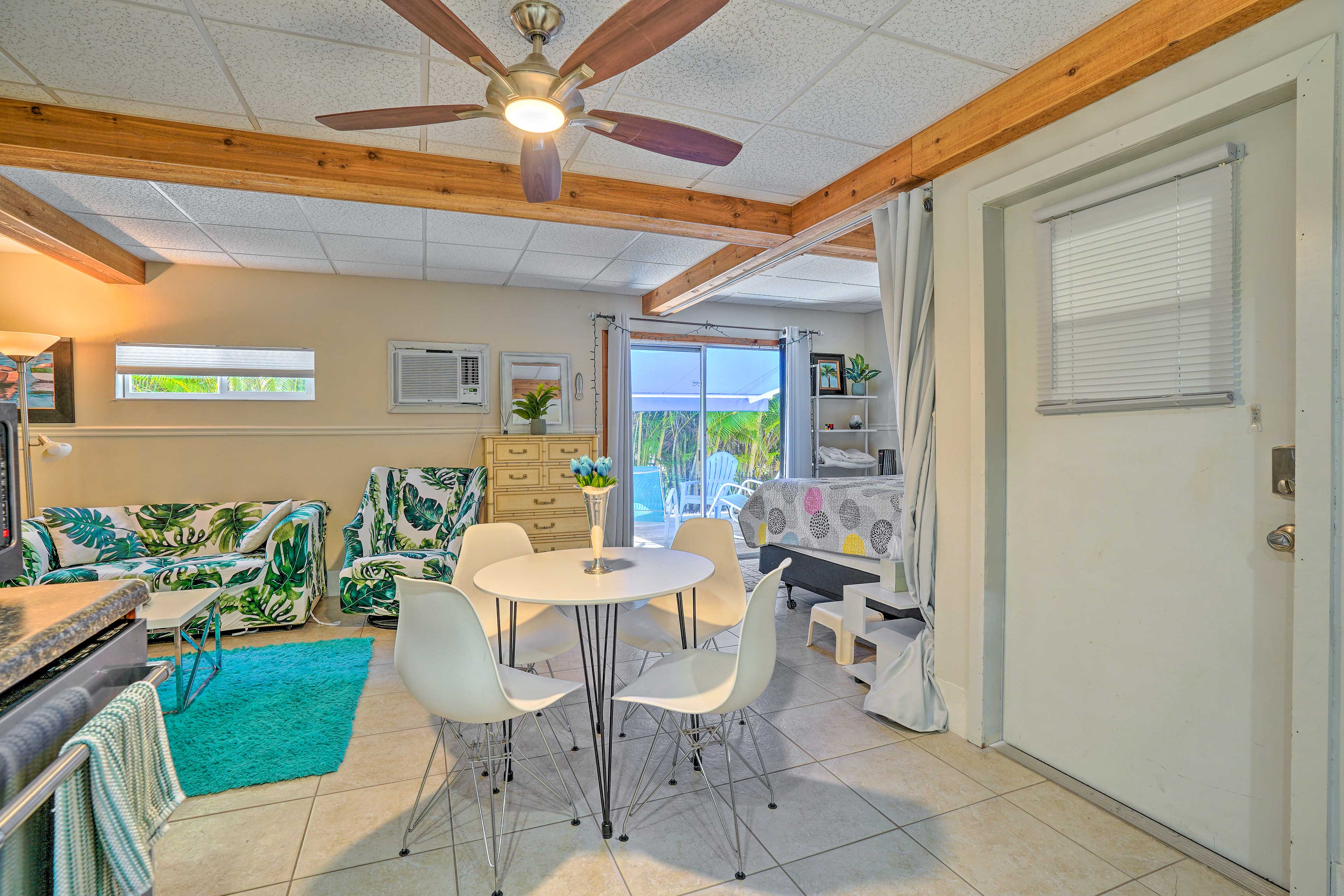 Dining Area | Main Floor | Coffee Maker | Blender | Ice Maker